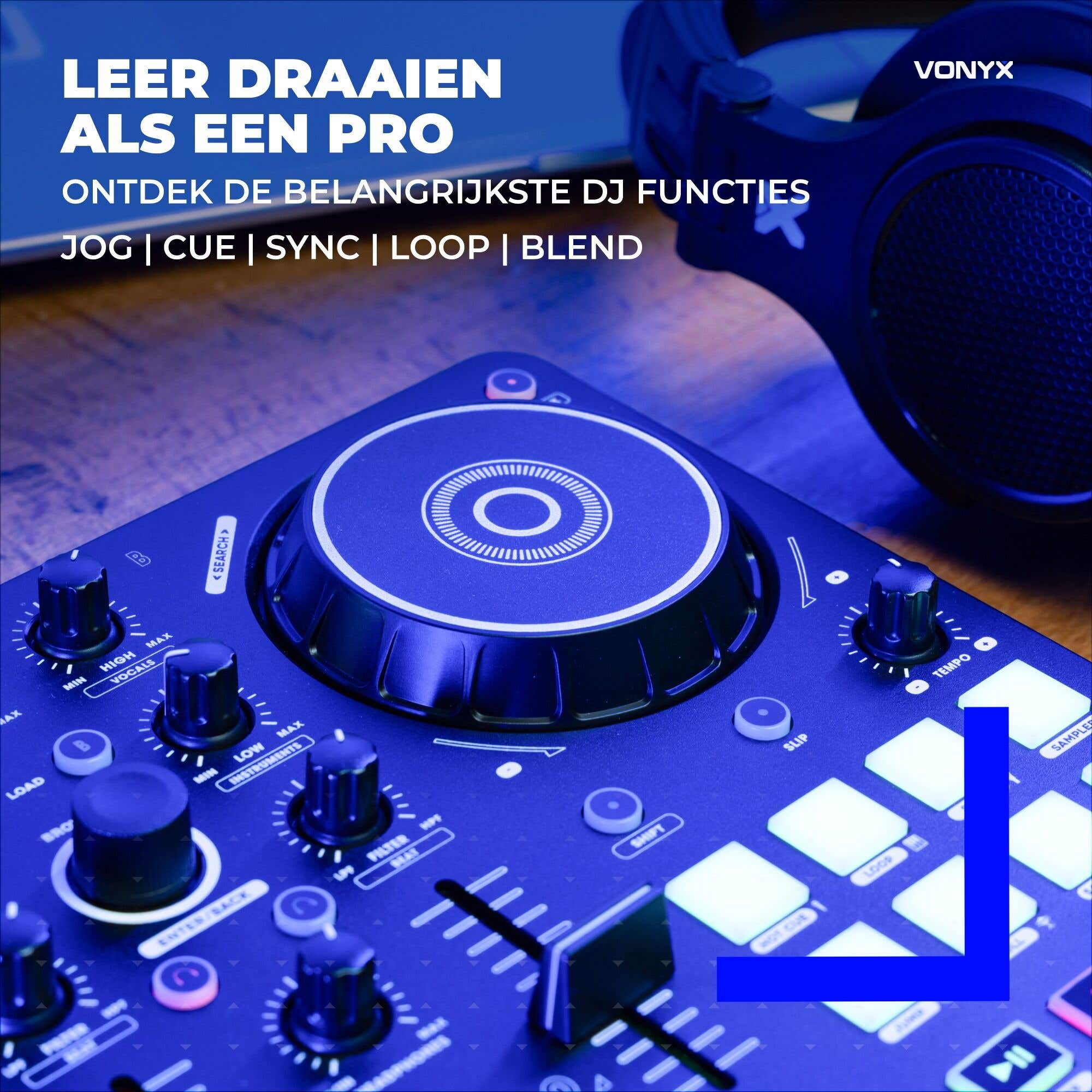 DJ-Controller mit Jogwheel, Knöpfen und Kopfhörer in blauer Beleuchtung.