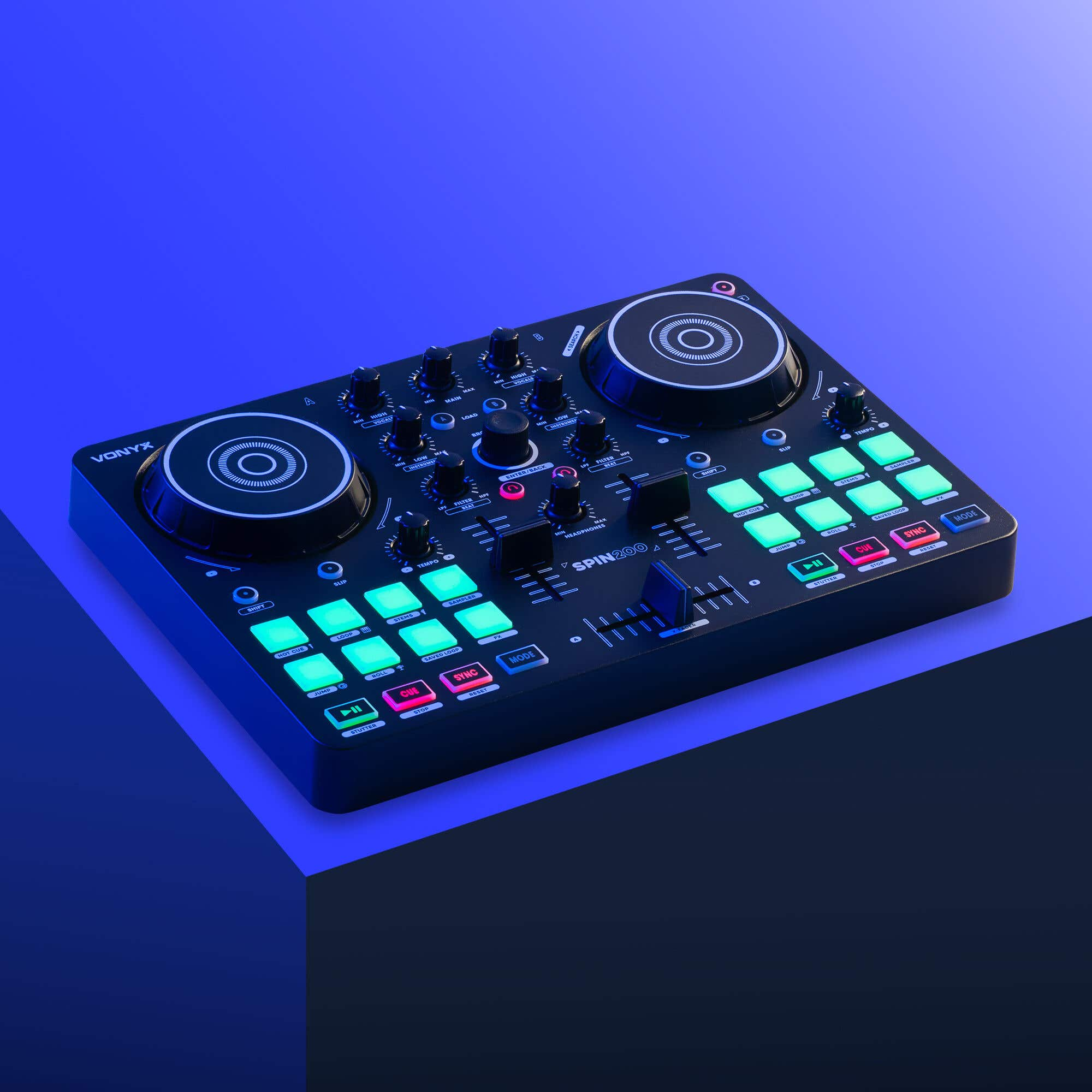 Ein Vonyx SPIN200 DJ-Controller mit beleuchteten Pads und Jogwheels auf blauem Hintergrund.
