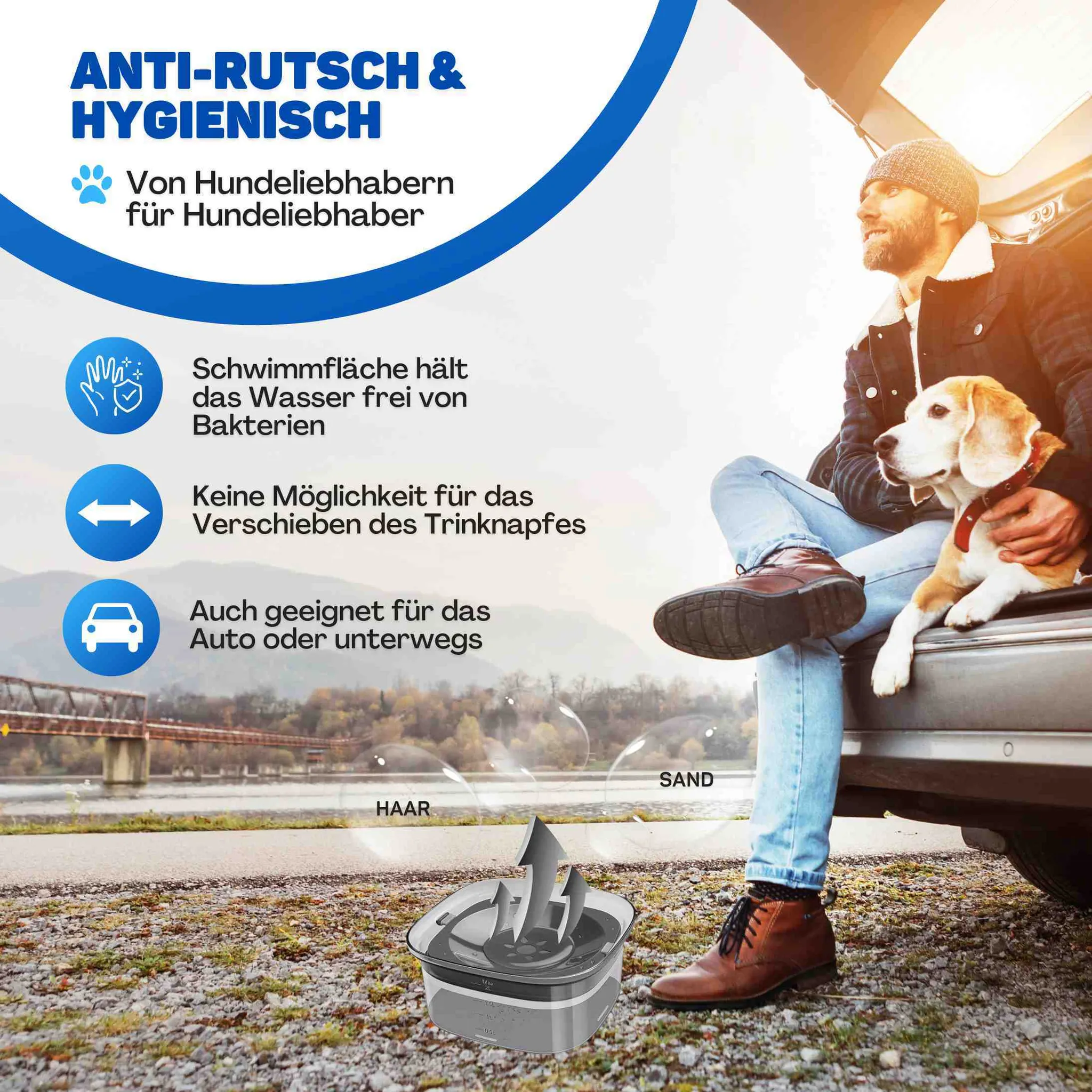 Ein Mann sitzt mit seinem Hund am Kofferraum eines Autos; davor steht ein Wassernapf.