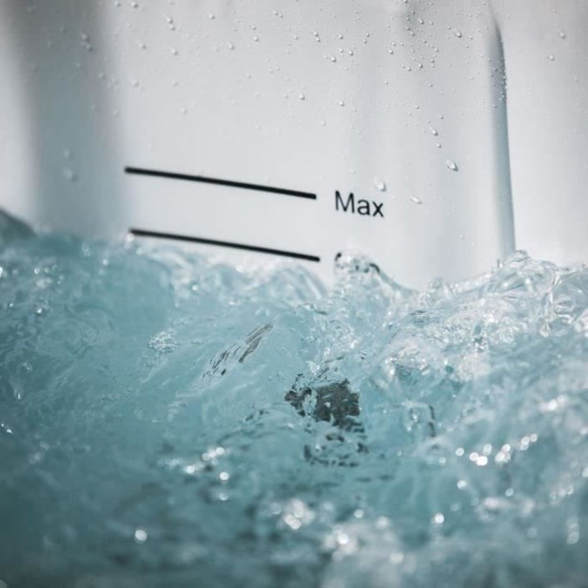Wasseroberfläche in einer Wanne mit Markierung und Tropfen.