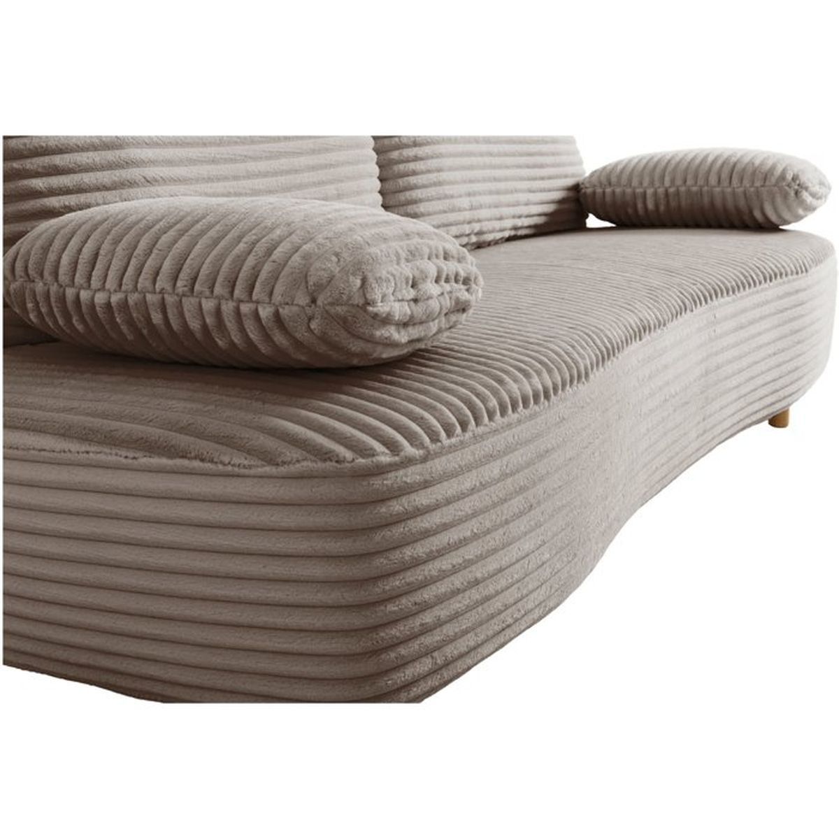 Ein beiges Cordsofa mit passenden Zierkissen vor weißem Hintergrund.