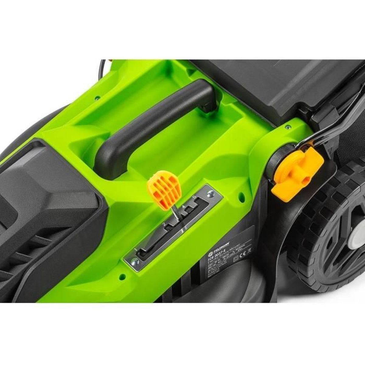 Nahaufnahme eines grünen Rasenmähergehäuses mit schwarzem Tragegriff, orangefarbenem Hebel und einem Rad.