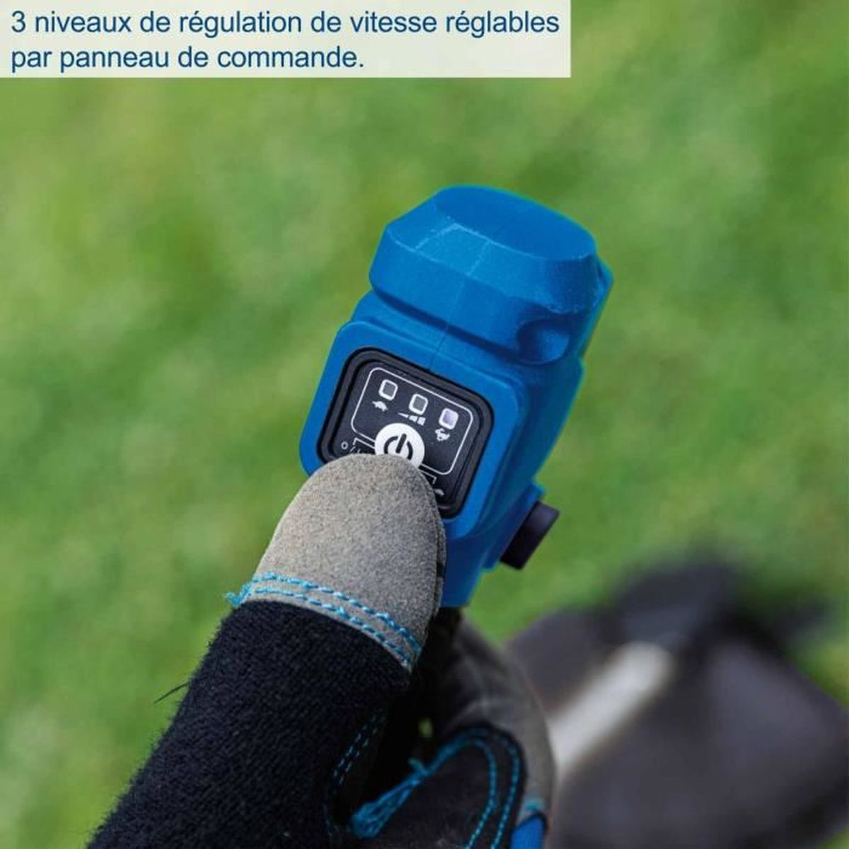 Eine behandschuhte Hand bedient das blaue Bedienfeld eines Geräts mit drei Geschwindigkeitsstufen vor Gras.