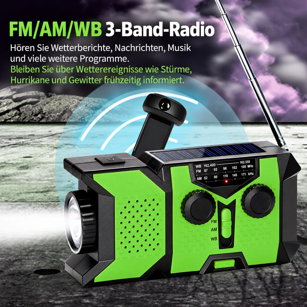 Gruenes Notfallradio mit Taschenlampe, Solarmenuell und Teleskopantenne vor sturmigem Hintergrund.