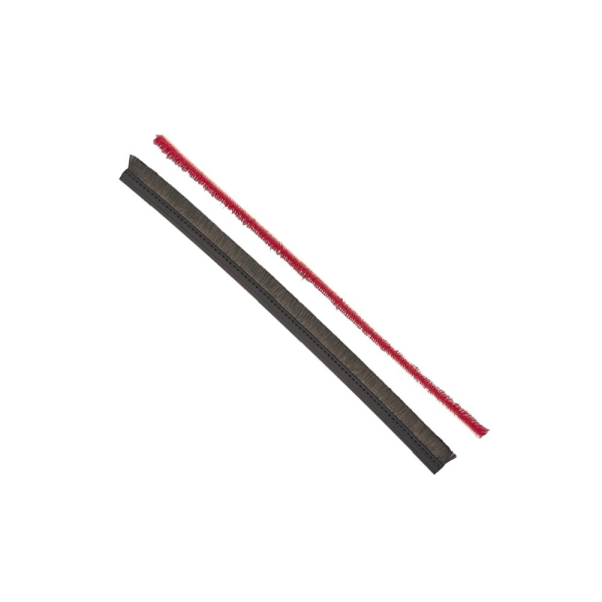 Eine lange, schwarze Bürstendichtung und ein roter Reiniger liegen diagonal auf weißem Hintergrund.