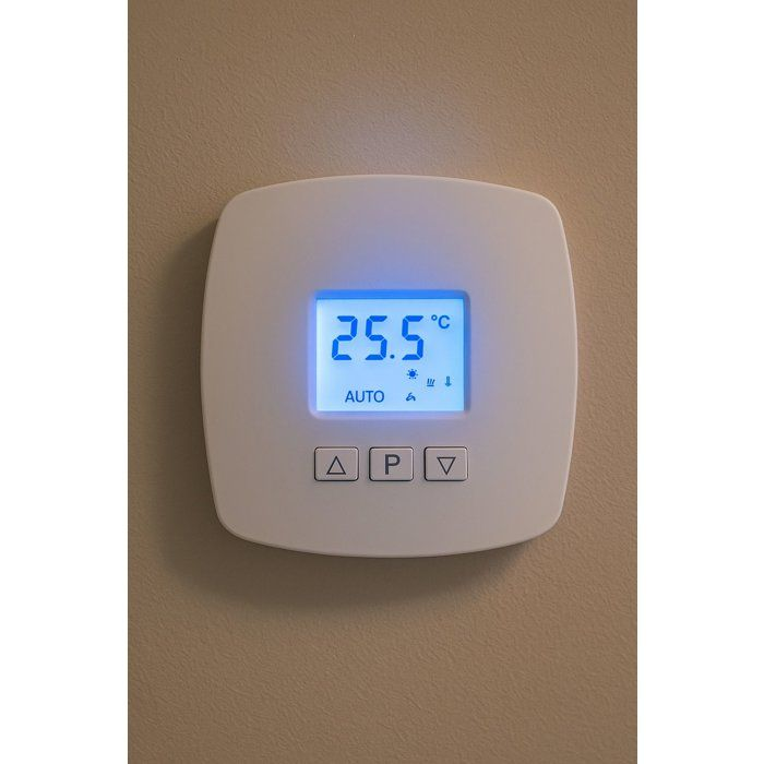 Ein weißes digitales Thermostat an einer beigen Wand zeigt 25,5 Grad Celsius auf einem hellblauen Bildschirm.