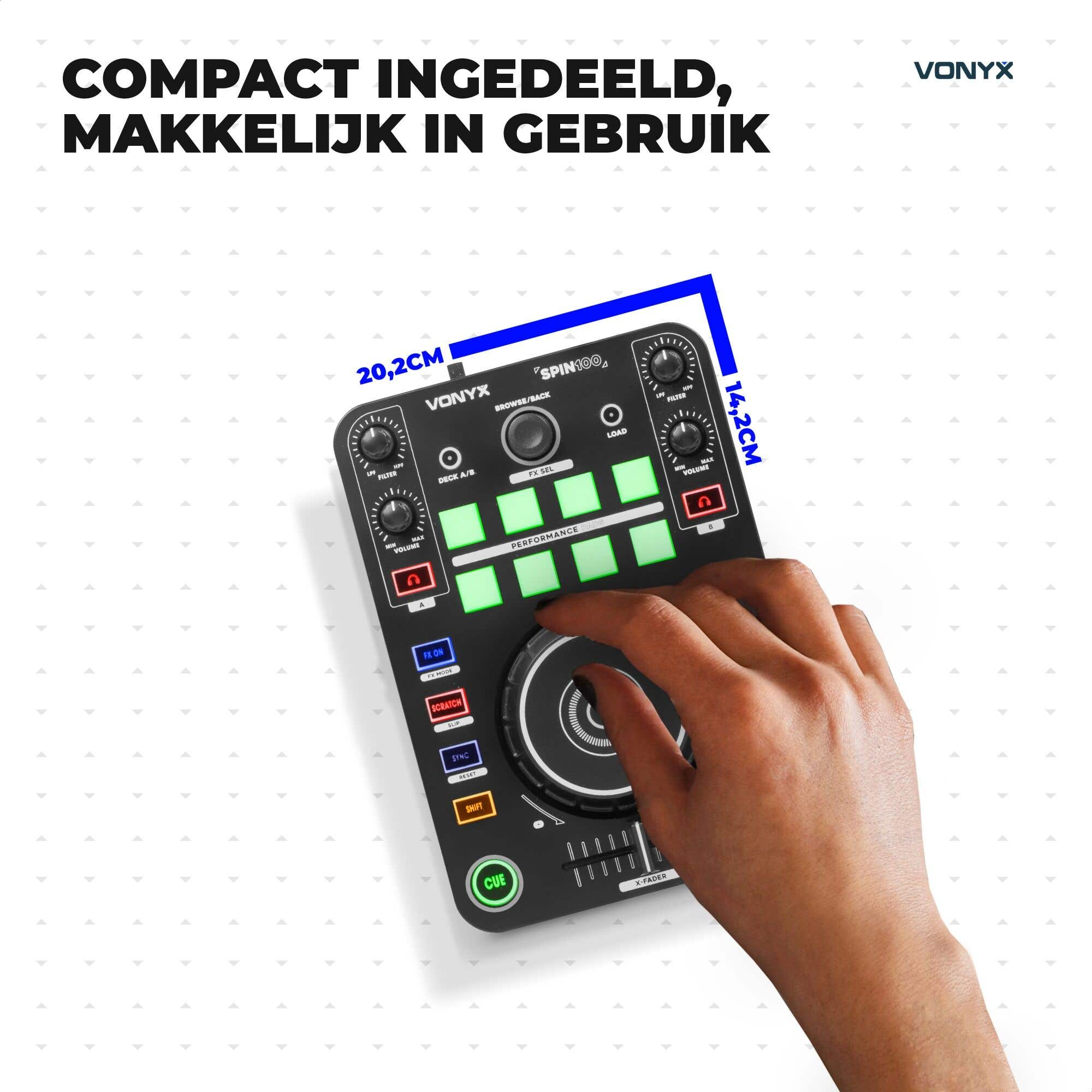 Hand bedient kompakten DJ-Controller Vonyx SPIN100 mit Maßen von 20,2x14,2cm vor weißem Hintergrund.
