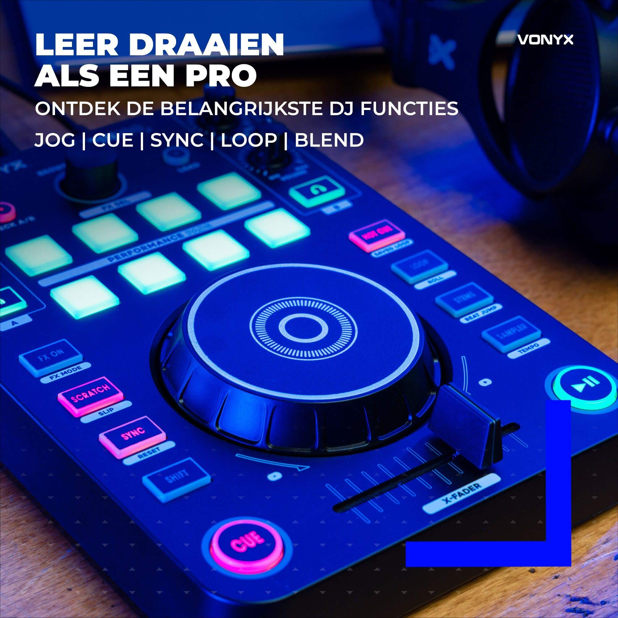 Nahaufnahme eines blauen Vonyx DJ-Controllers auf Holzhintergrund mit Text auf dem Bild.