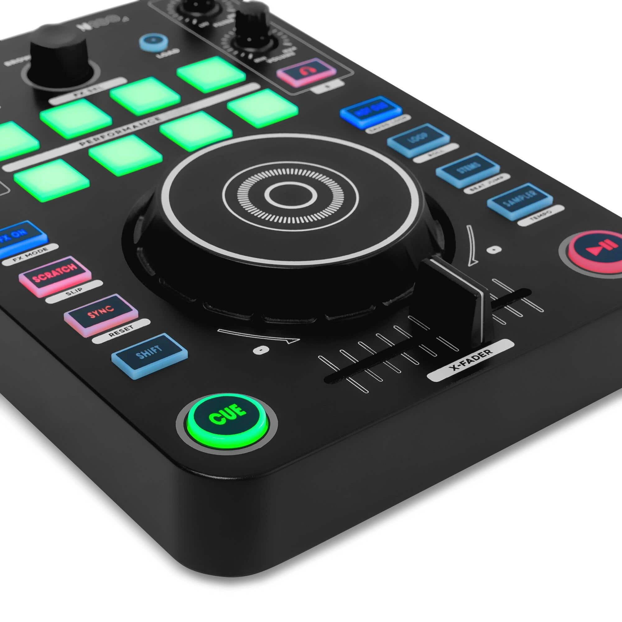 Nahaufnahme eines schwarzen DJ-Controllers mit beleuchteten grünen, blauen und rosa Pads, einem Jogwheel und einem Fader.