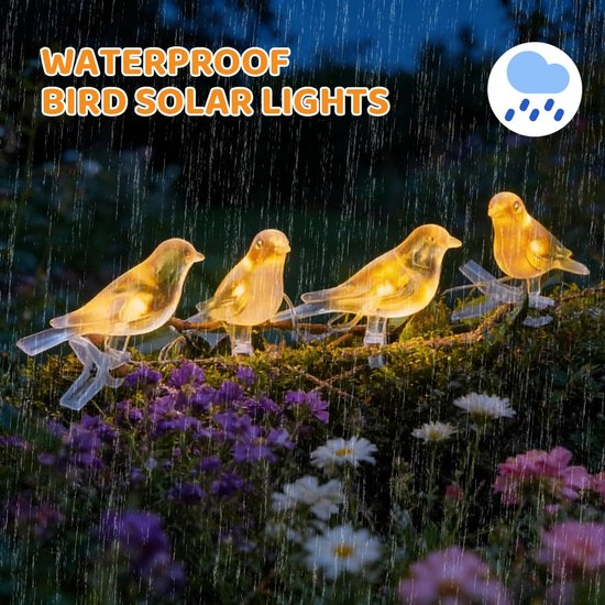 Wasserdichte Solar-Vogelleuchten auf einem Ast in einem Garten bei Regen.