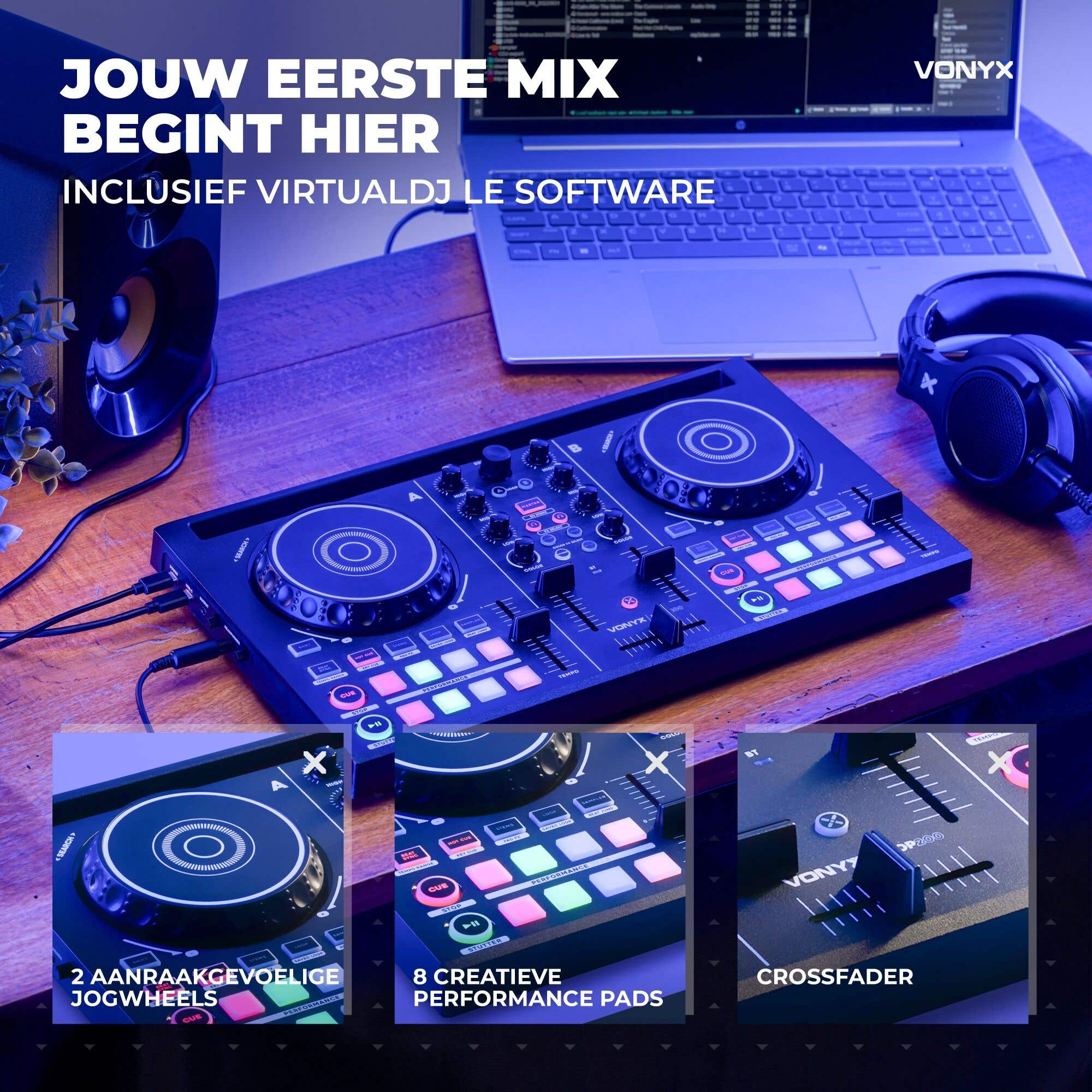 DJ-Controller auf Holztisch mit Laptop, Kopfhörern und Lautsprecher, mit Textüberlagerungen auf Niederländisch.