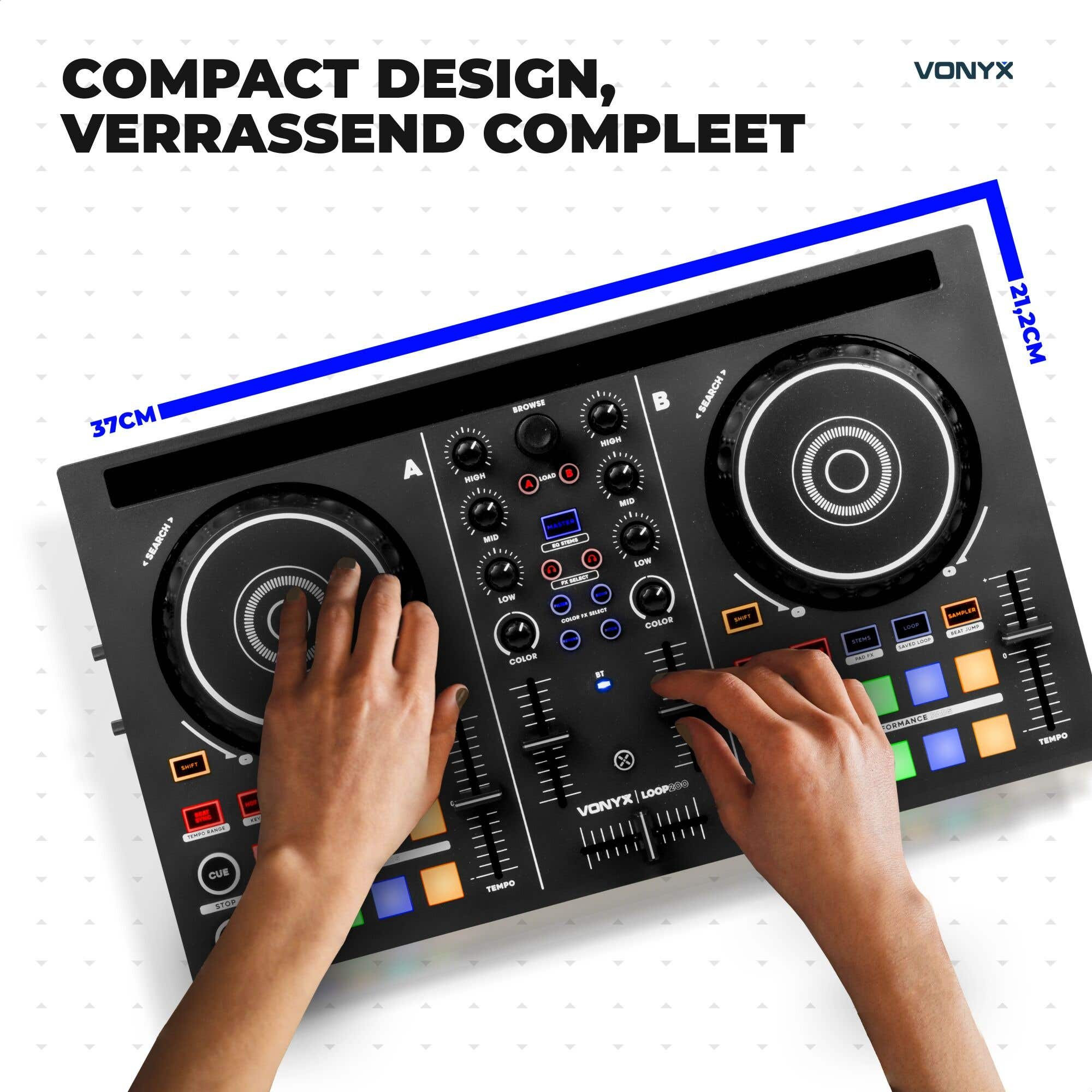 Hände bedienen einen kompakten Vonyx DJ-Controller mit Mischpult, Jogwheels und farbigen Pads.