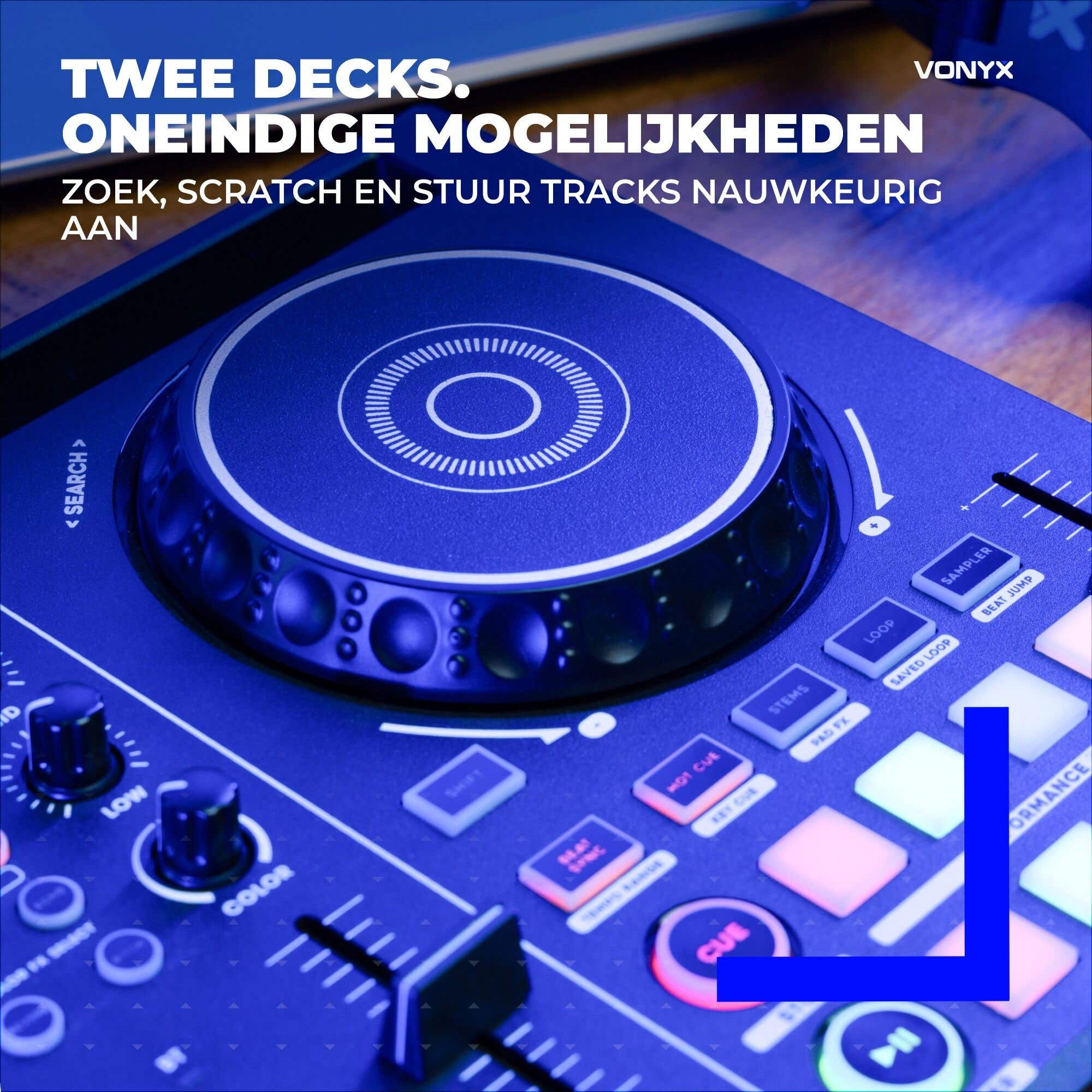 Nahaufnahme eines DJ-Controllers in blauem Licht mit Jogwheel, Performance-Pads, Reglern und Text.