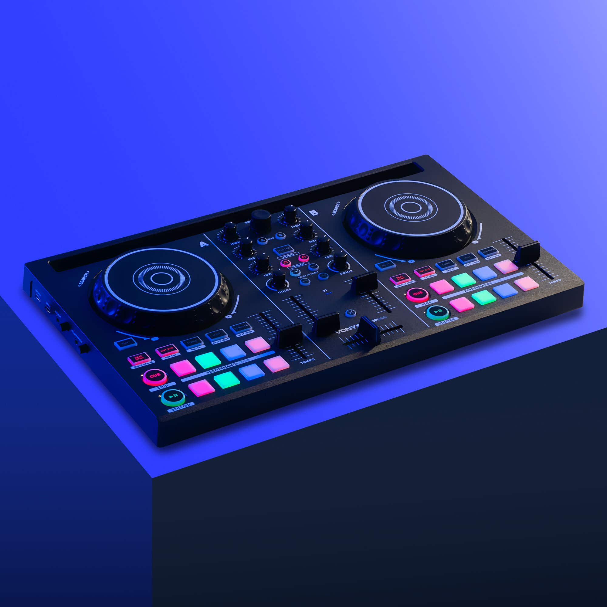Ein DJ-Controller mit zwei Jogs, bunten Pads und Reglern auf einer blauen Oberfläche.