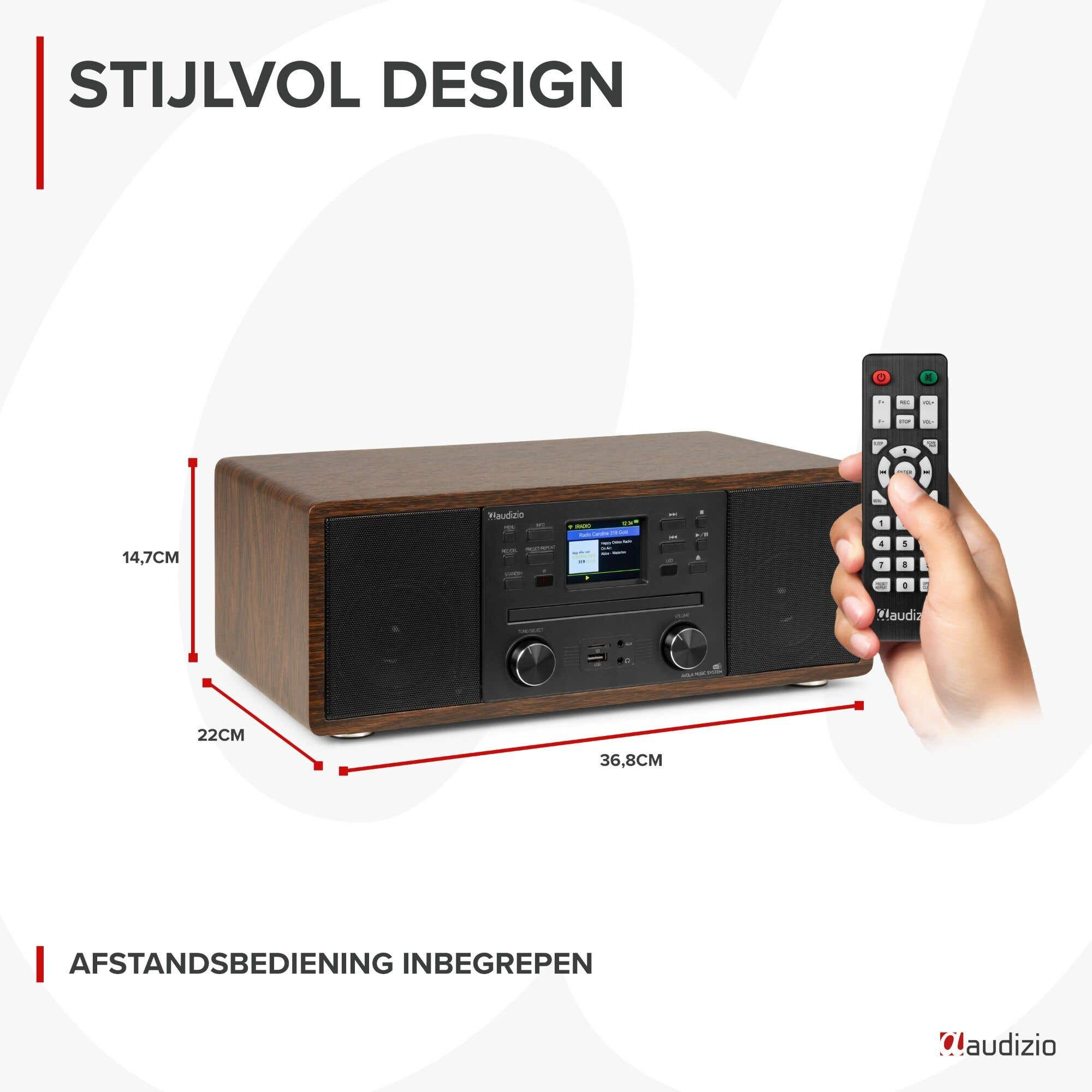 Ein Audizio-Radio in Holzoptik mit Maßen und einer Hand, die die Fernbedienung hält.