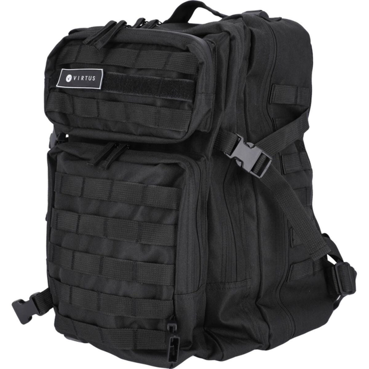 Ein schwarzer taktischer Rucksack mit MOLLE-Schlaufen und dem Virtus-Logo auf einer Vordertasche.