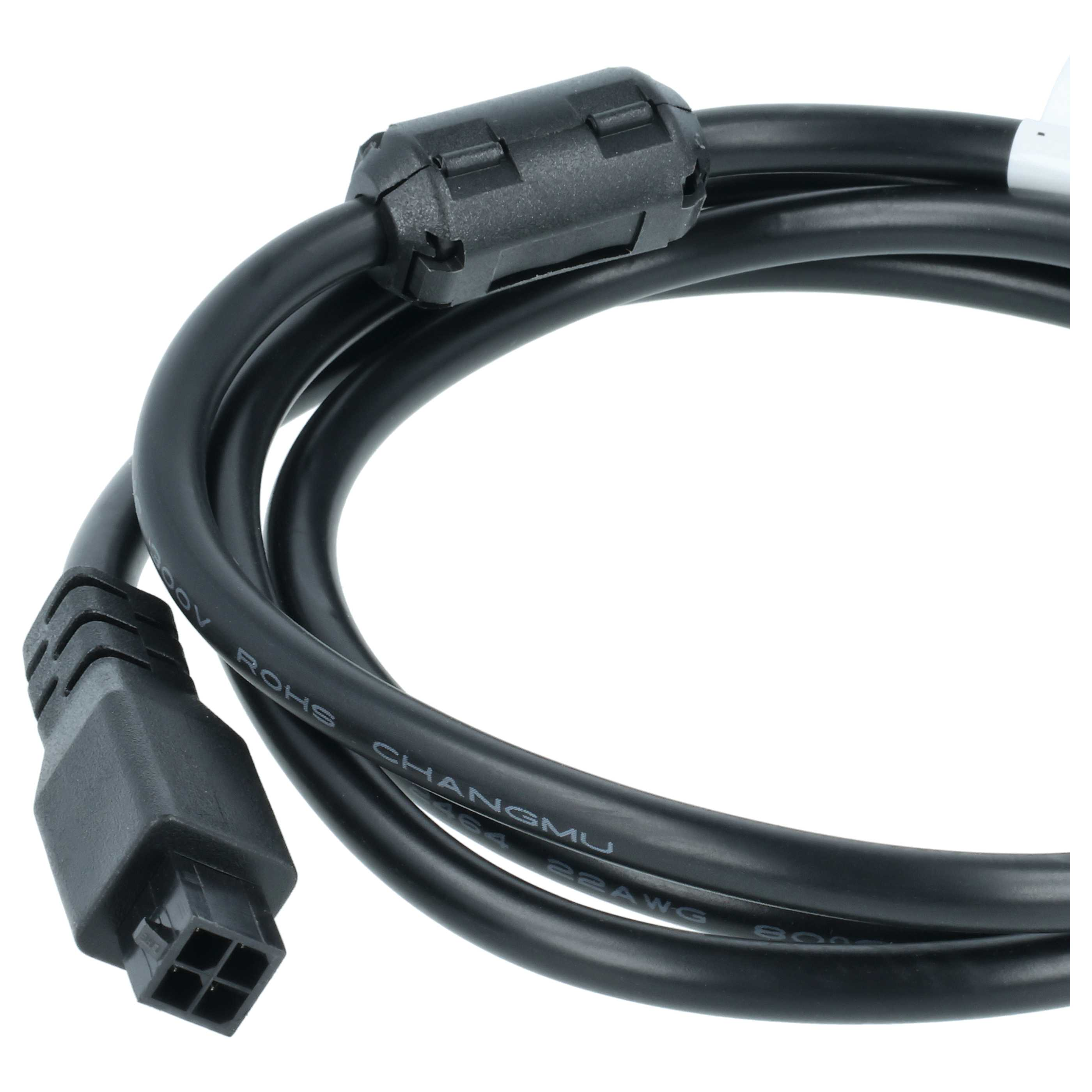 Ein gerolltes schwarzes Stromkabel mit einem vierpoligen Stecker und zylindrischem Ferritkernfilter auf weißem Grund.