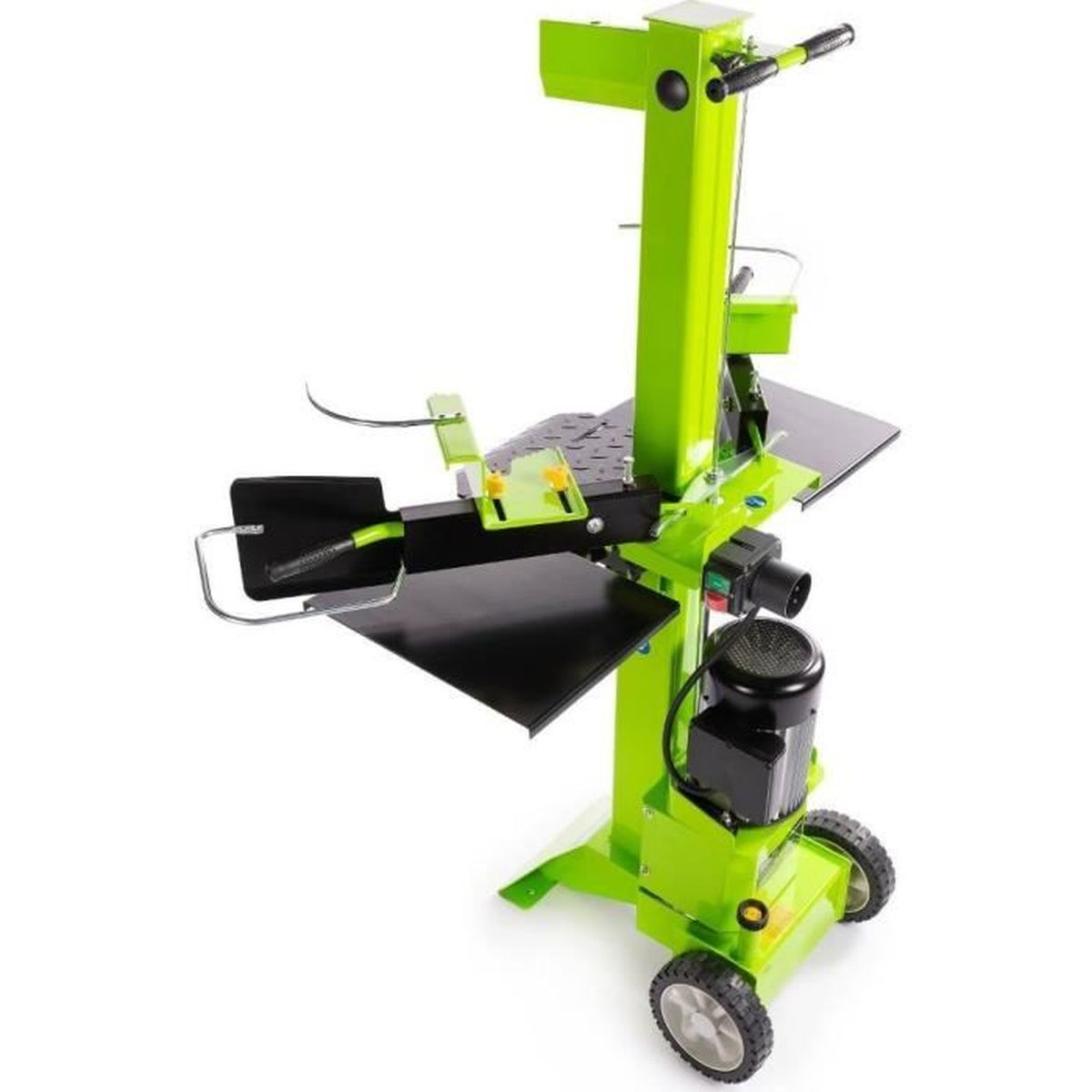 Ein grüner elektrischer Holzspalter mit schwarzen Ablagen und Rädern steht auf weißem Hintergrund.