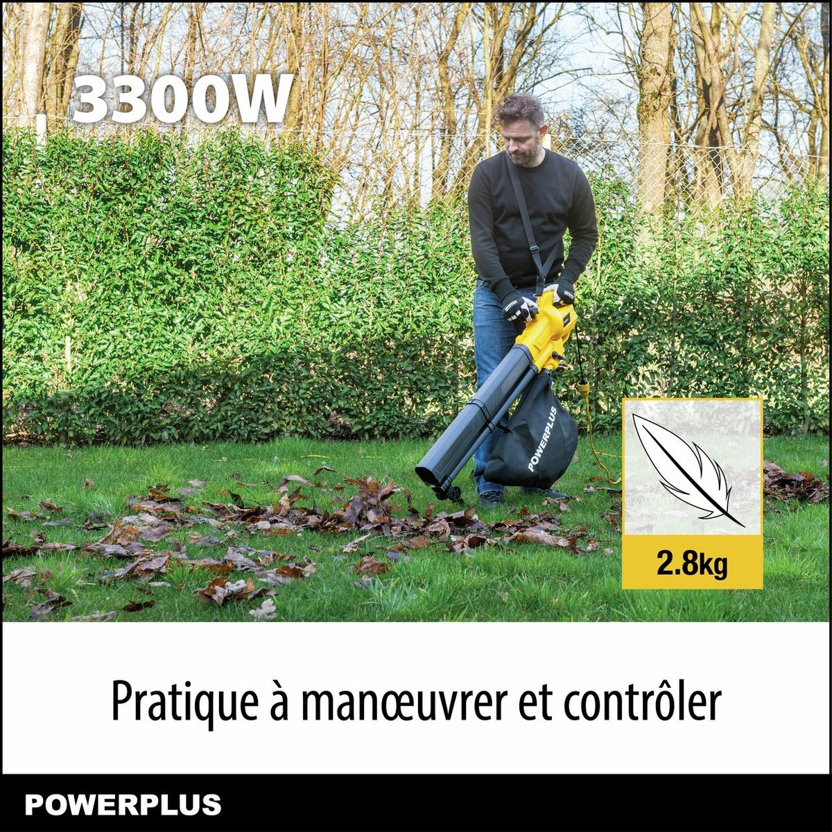 Ein Mann verwendet einen gelben Laubsauger im Garten vor grünen Hecken.