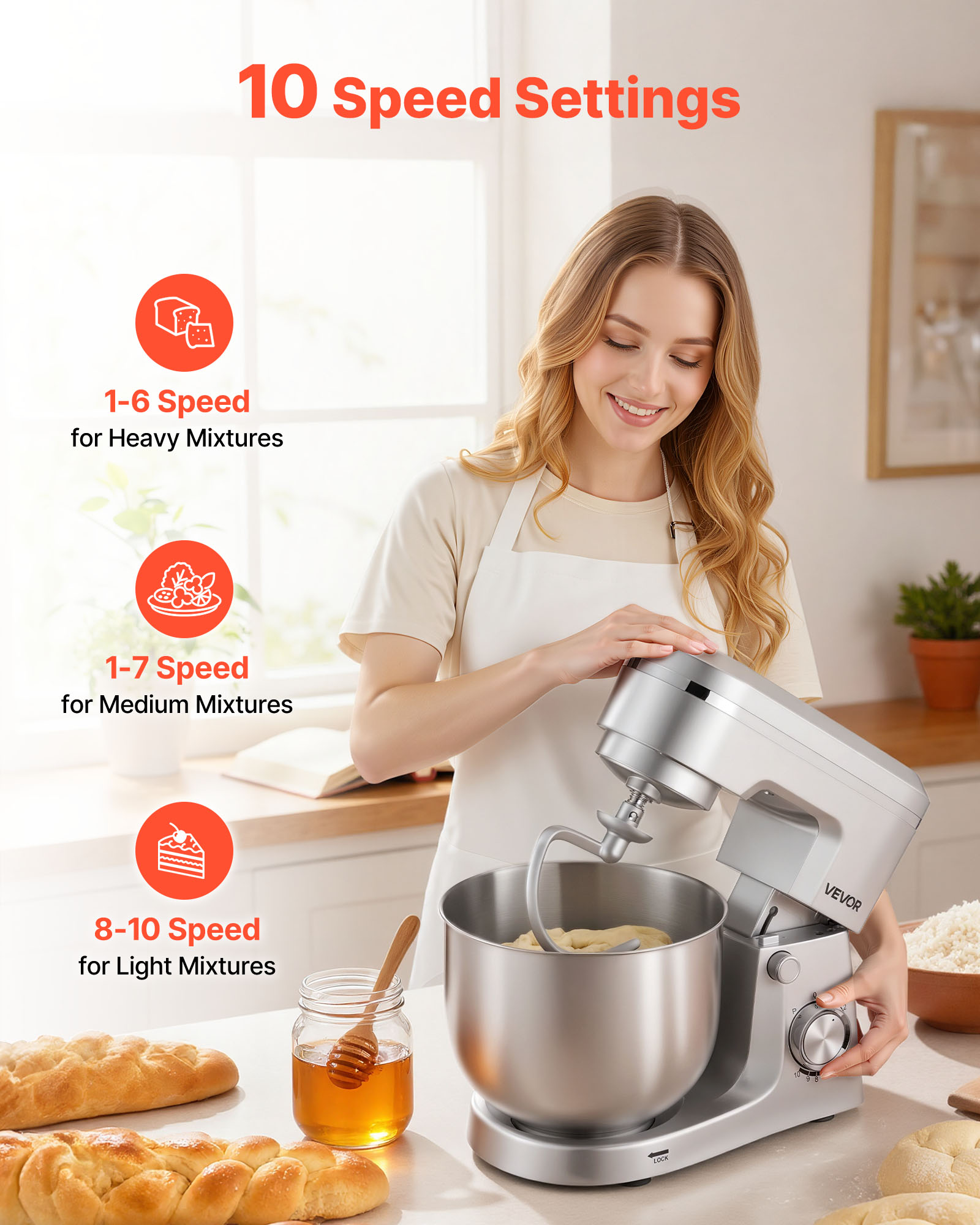 Eine Frau in einer Küche benutzt einen silbernen Standmixer mit Teig, umgeben von Brot und Honig.