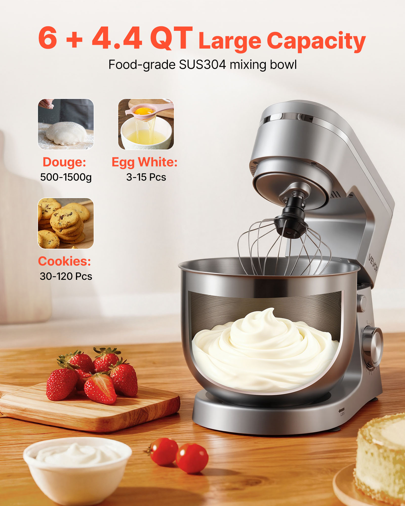 Eine silberne Standmixer mit Schneebesenaufsatz steht auf Holz, daneben Erdbeeren und eine Schüssel mit Creme.