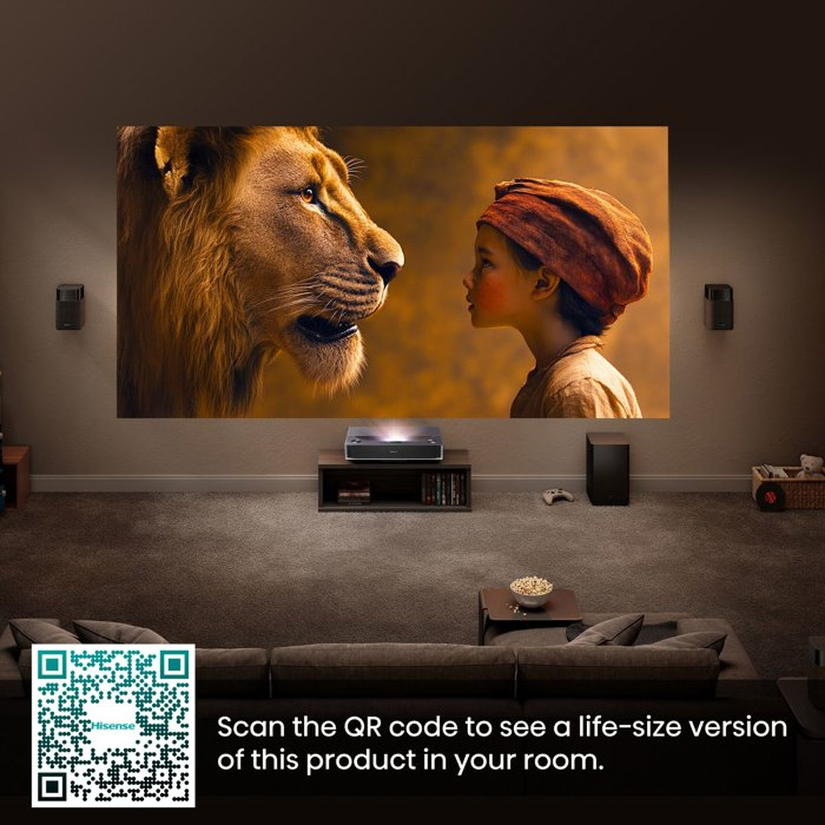 Projektor zeigt Löwen und Kind an Wand, davor Sofa mit QR-Code unten.