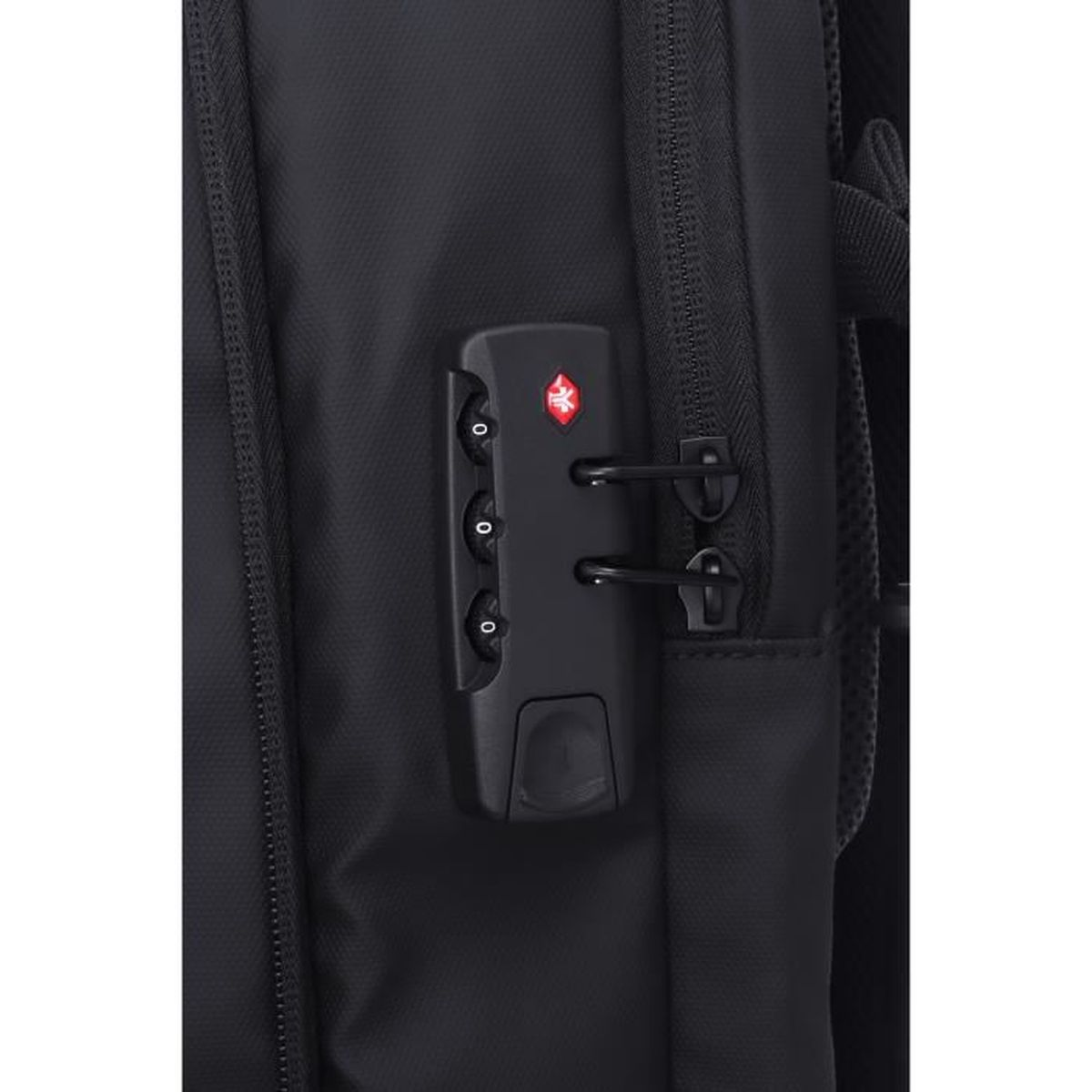 Ein schwarzes Zahlenschloss mit TSA-Logo ist an einem schwarzen Rucksack befestigt.