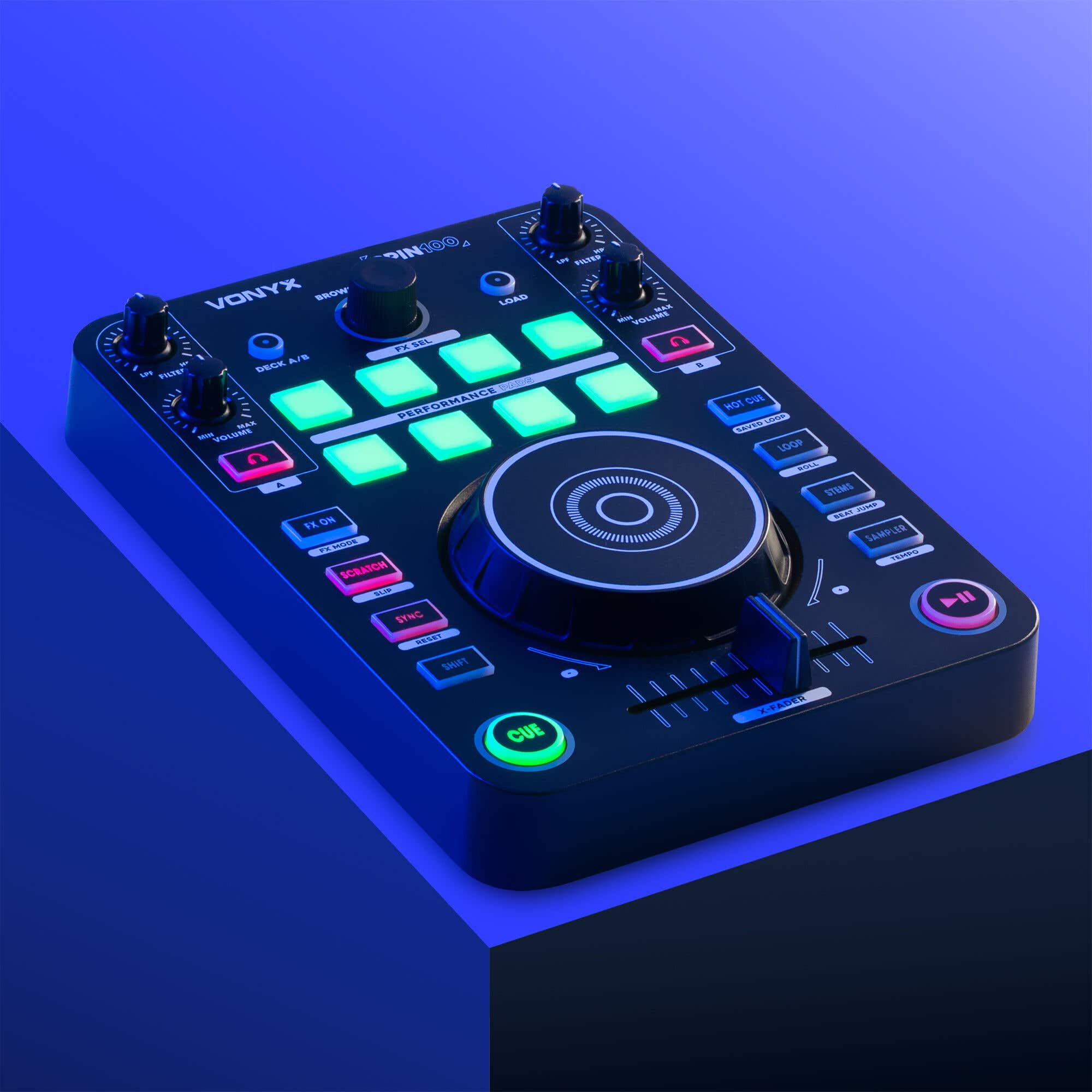 Ein schwarzer Vonyx DJ-Controller mit leuchtend grünen und rosa Tasten auf einem blauen Untergrund.