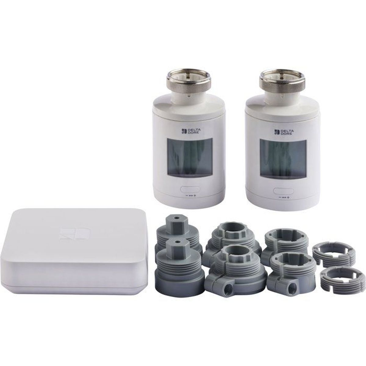 Zwei weiße smarte Heizkörperthermostate, ein Hub und verschiedene graue Adapter auf weißem Hintergrund.