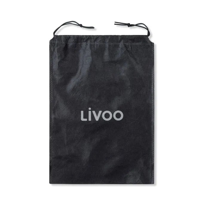 Ein schwarzer Kordelzugbeutel mit dem weißen Livoo-Logo in der Mitte vor weißem Hintergrund.