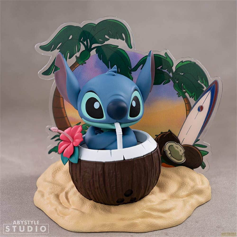 Stitch-Figur in Kokosnussschale mit Strohhalm, Strandhintergrund mit Palme und Surfbrett.