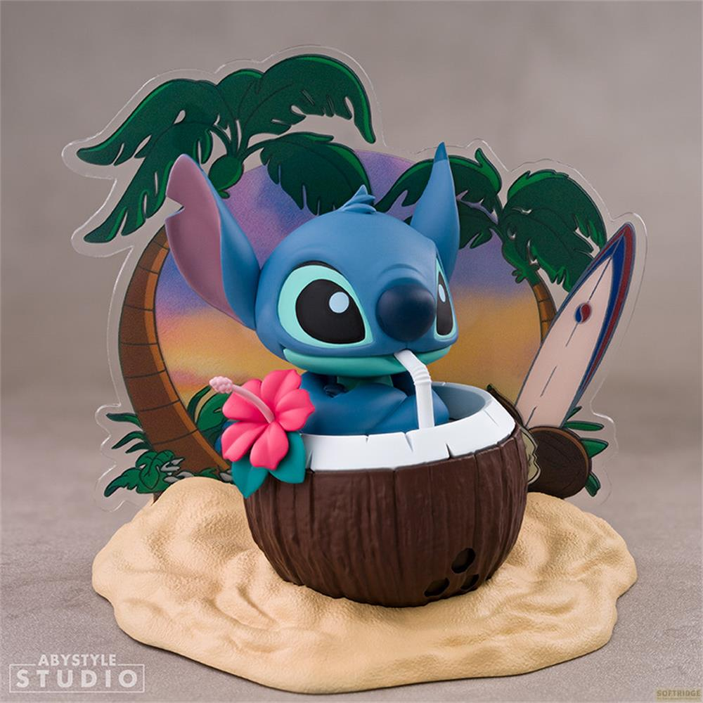 Stitch-Figur in einer Kokosnuss auf Sand mit Palmen, Surfbrett und Hibiskus.