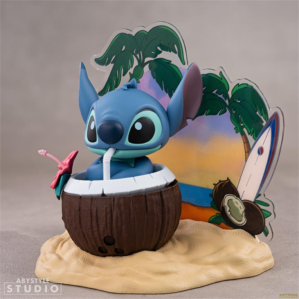 Stitch Figur sitzt in einer Kokosnuss mit Strohhalm, vor einem Hintergrund mit Palmen und Surfbrett.