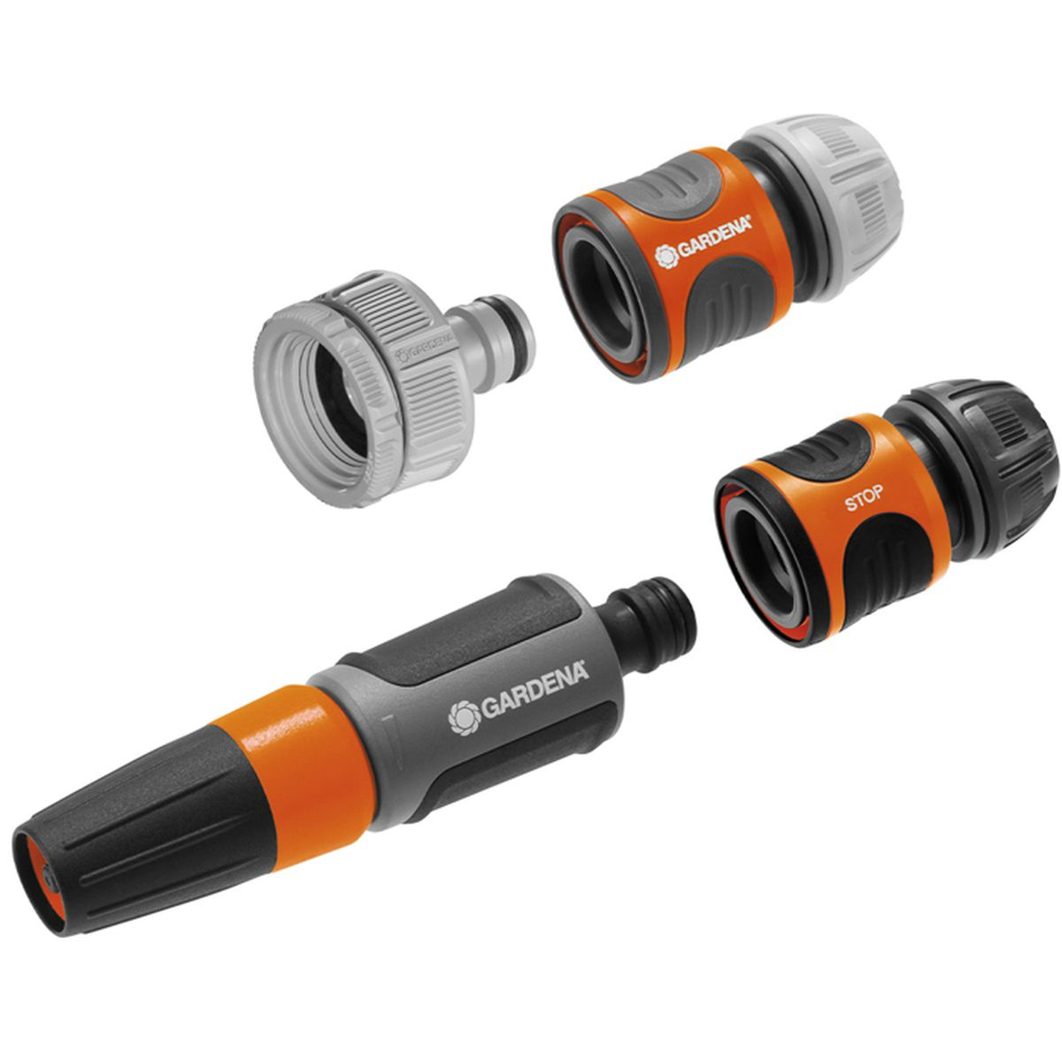 Vier orange-graue Gardena Schlauchverbinder und eine Spritze auf weißem Grund.
