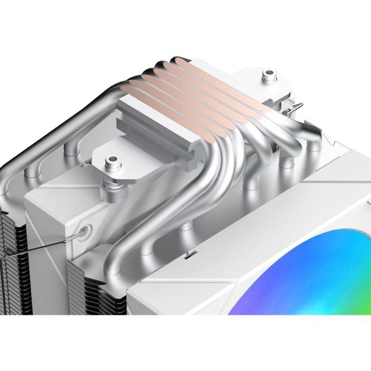 Nahaufnahme eines CPU-Kühlers mit silbernen Kühlrippen, Kupfer-Heatpipes und einem hellen Lüfter.