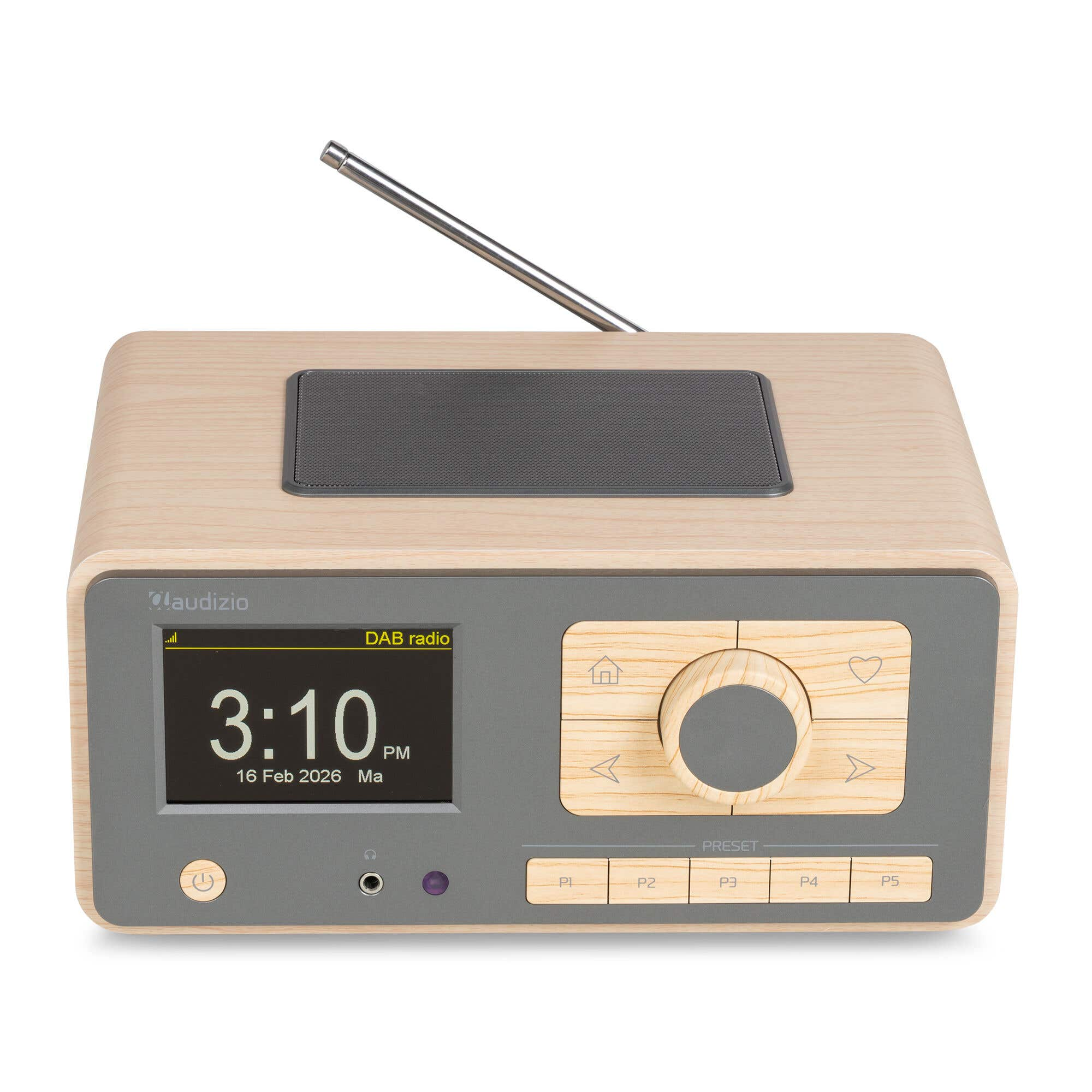 Holzfarbenes Audizio DAB-Radio mit Display, Lautstärke-Regler, Antenne und Bedientasten auf grauer Front.