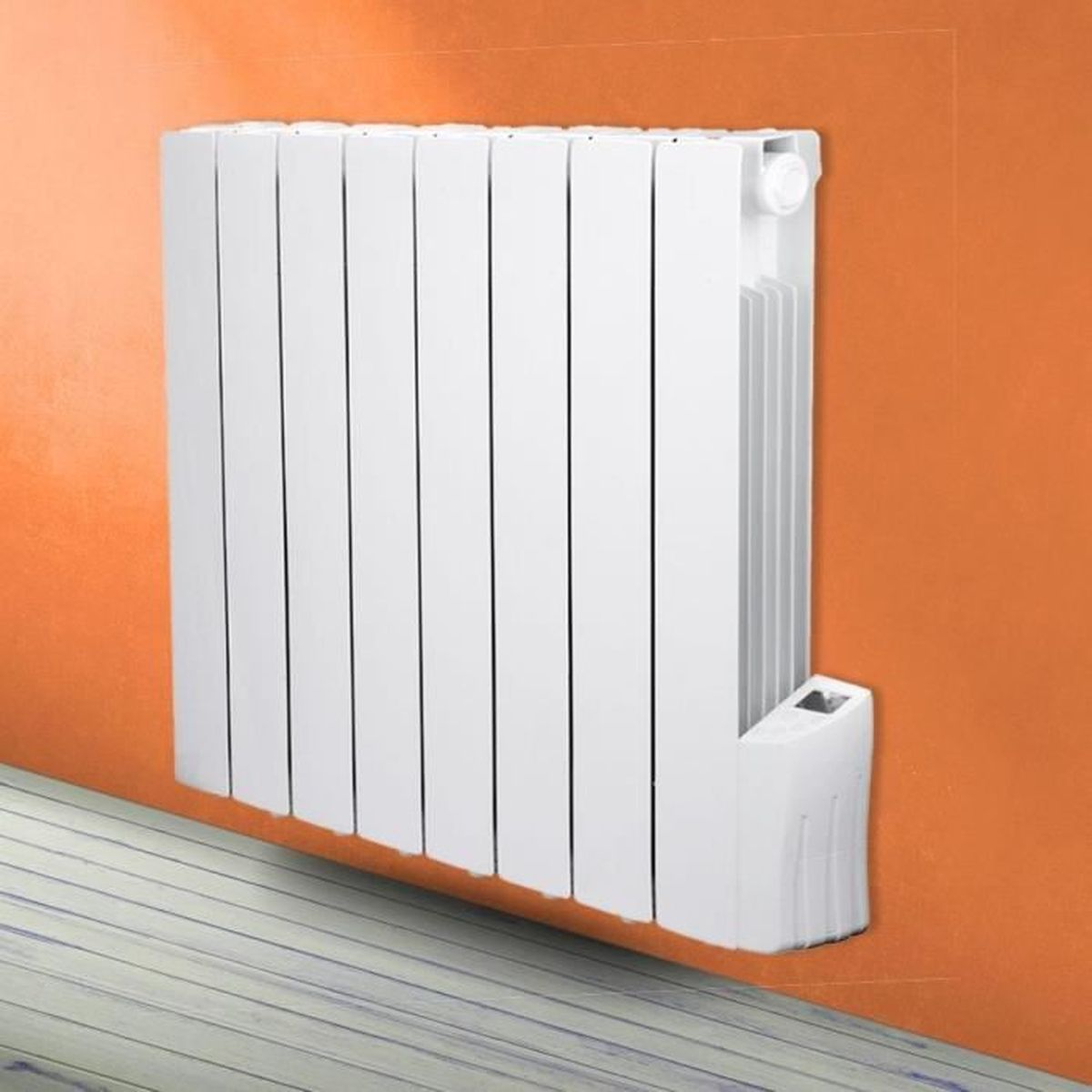 Ein weißer Gliederheizkörper an einer orangefarbenen Wand über hellem Holzboden.