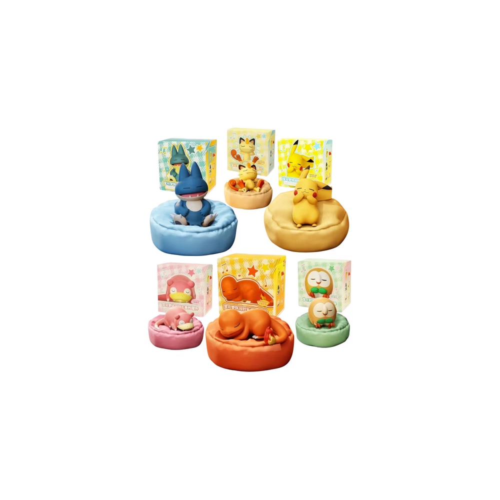 Verschiedene Pokémon-Figuren schlafen auf kleinen Kissen vor ihren jeweiligen Verpackungskartons.