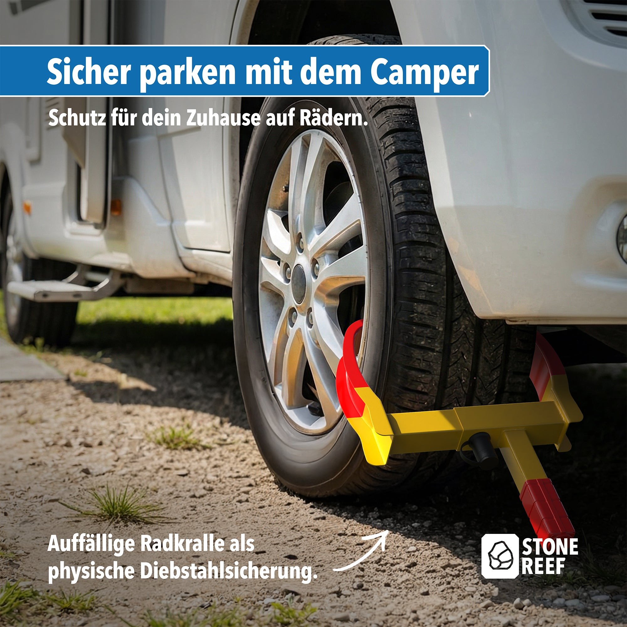 Eine gelb-rote Radkralle sichert den Reifen eines weißes Wohnmobils auf Kiesgrund.