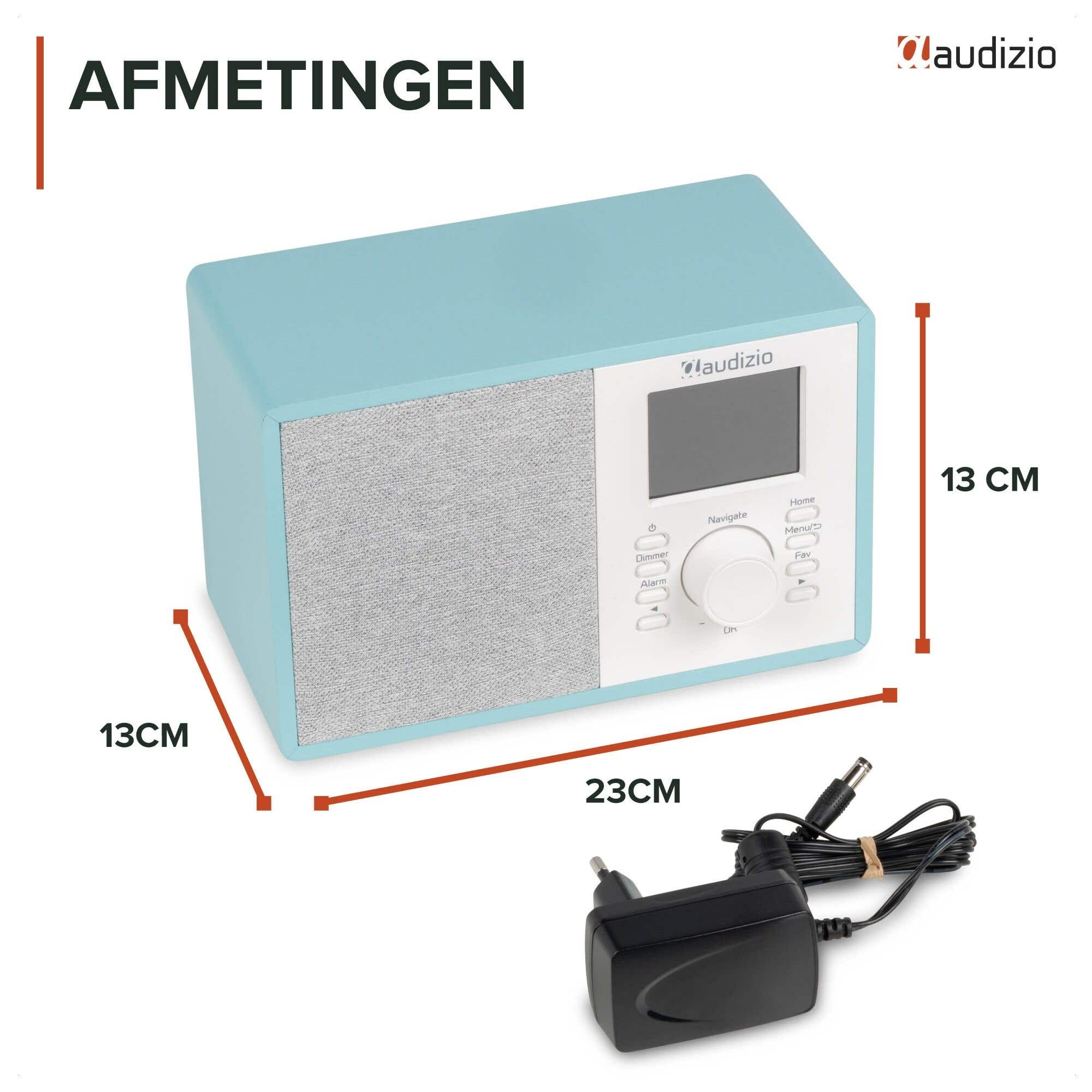 Hellblaues Audizio Radio mit Stofffront und Maßen: 23cm Breite, 13cm Höhe, 13cm Tiefe, inklusive Netzteil.