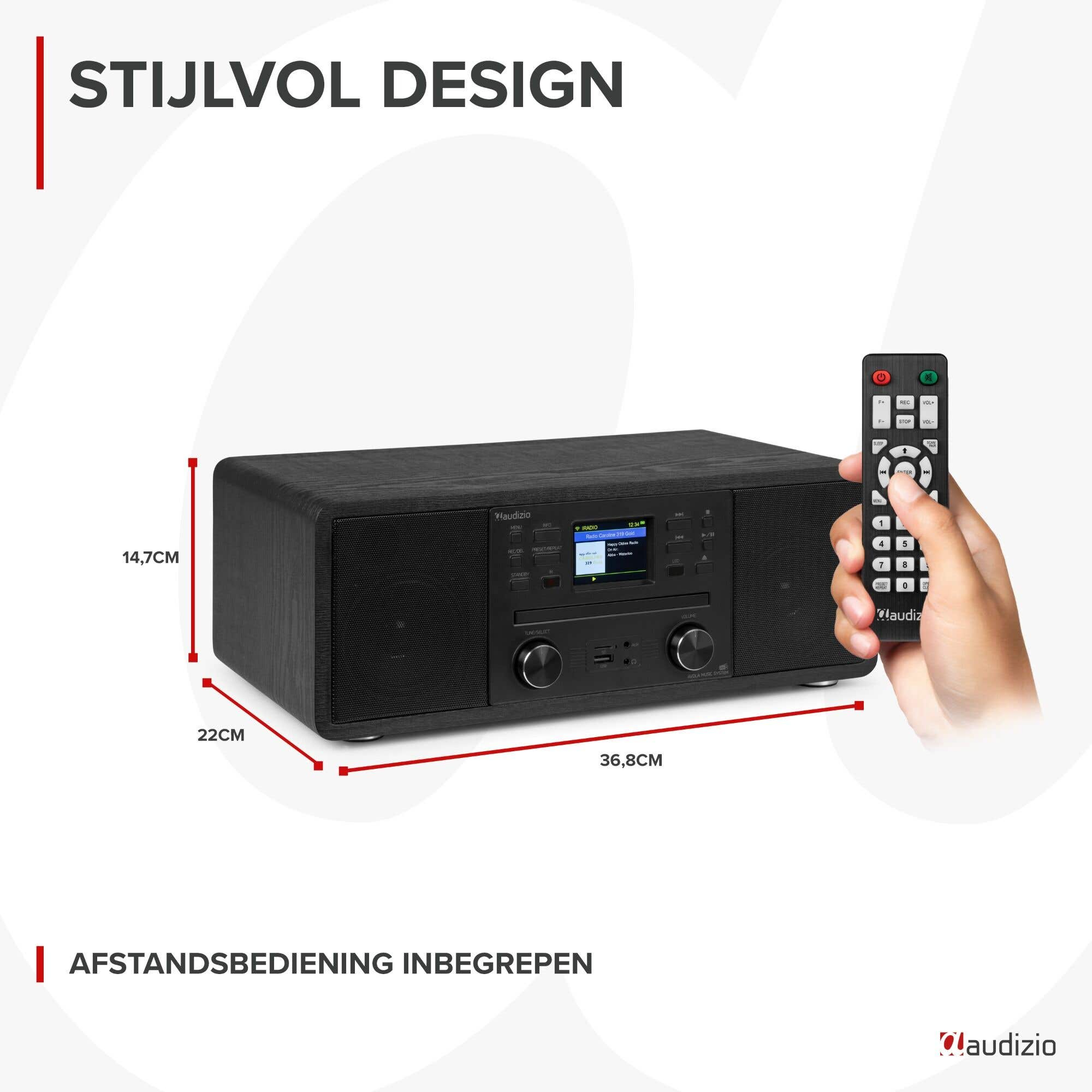 Ein schwarzes Audizio-Musiksystem mit Abmessungen und einer Hand, die eine Fernbedienung hält.