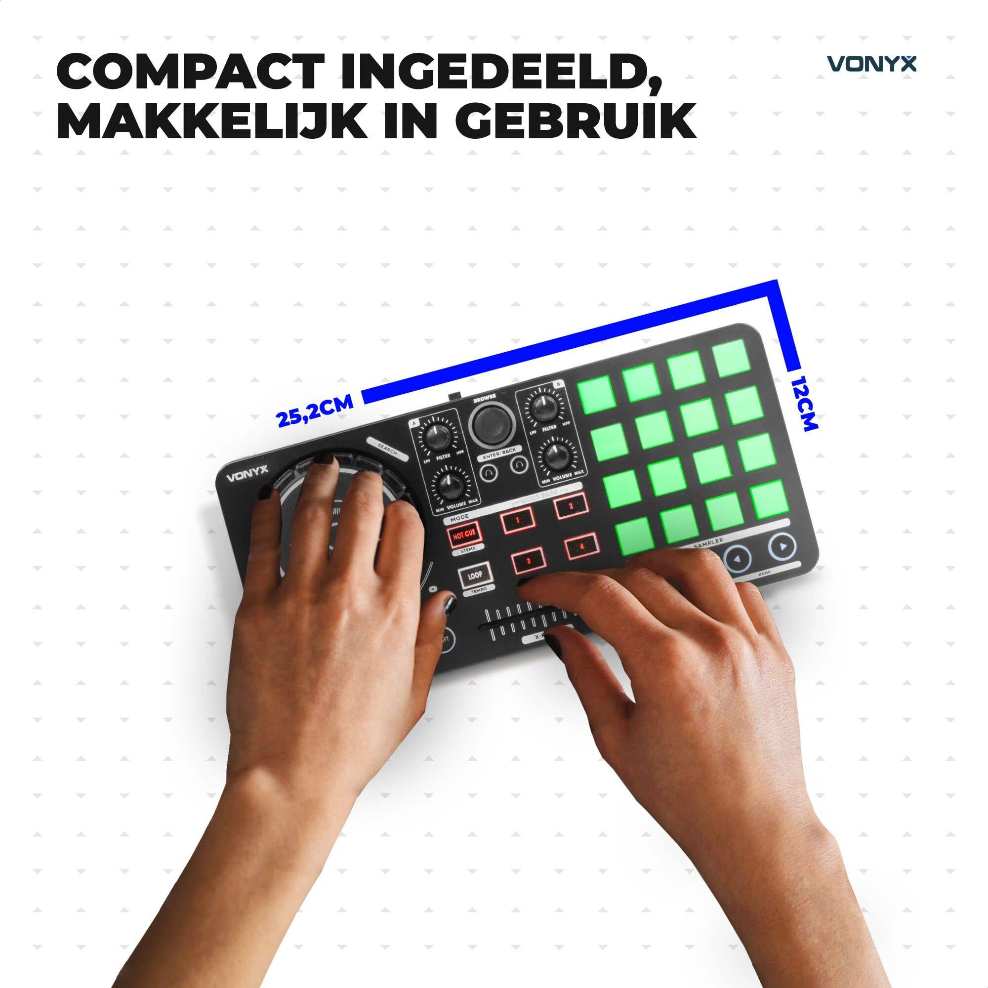Manos operando un controlador de DJ Vonyx compacto con pads verdes, midiendo 25,2x12 cm.