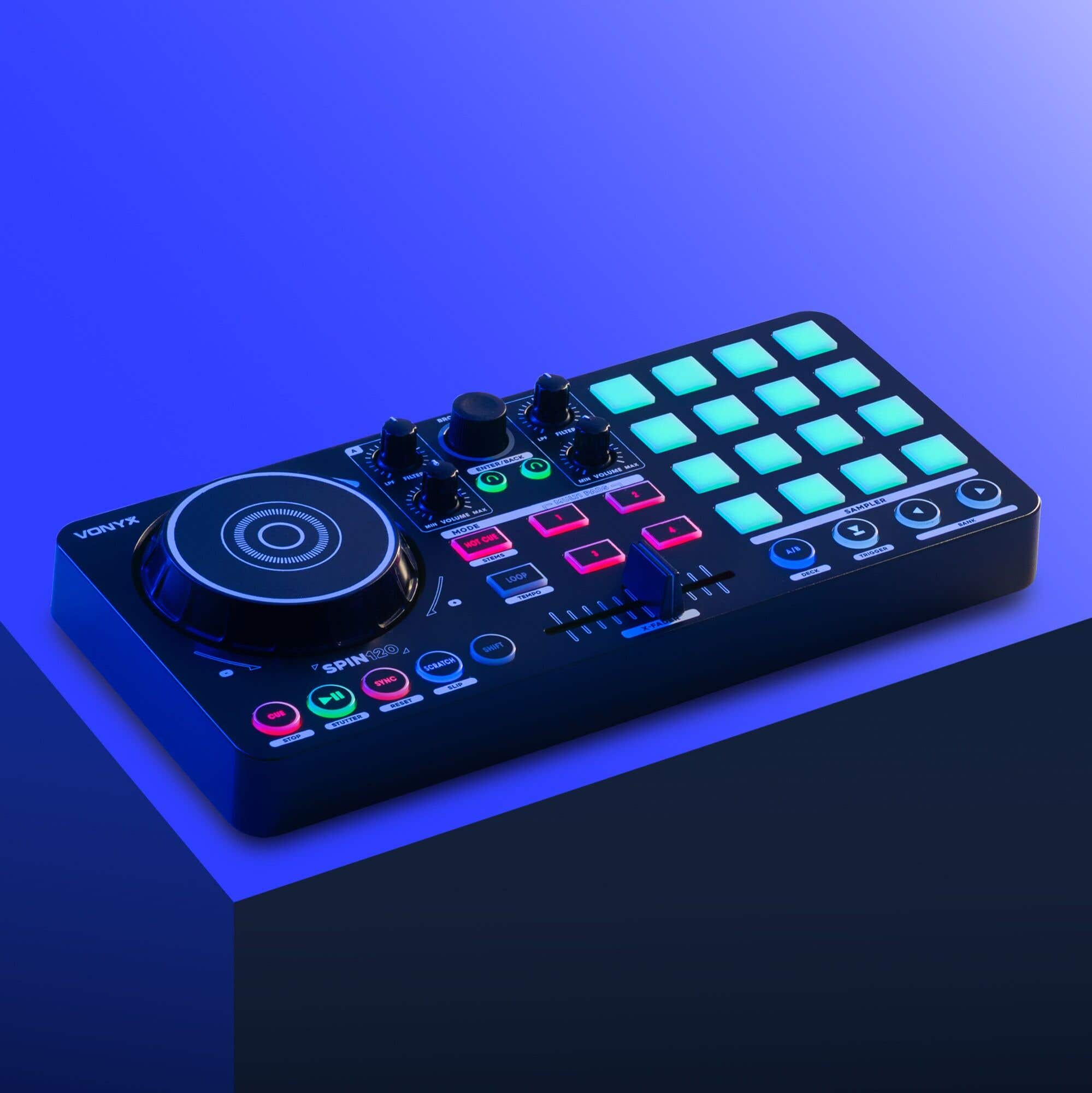 Un controlador de DJ Vonyx negro con almohadillas y perillas azules y rosas brillantes.
