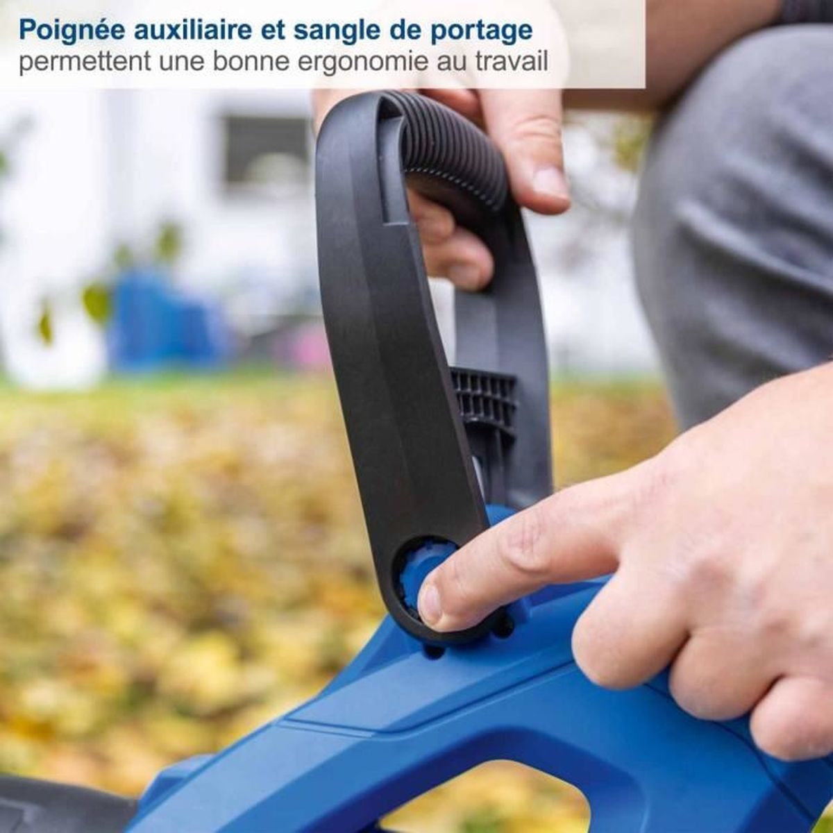 Hand berührt den blauen Knopf einer schwarzen Plastikgriffvorrichtung an einem Gartengerät.