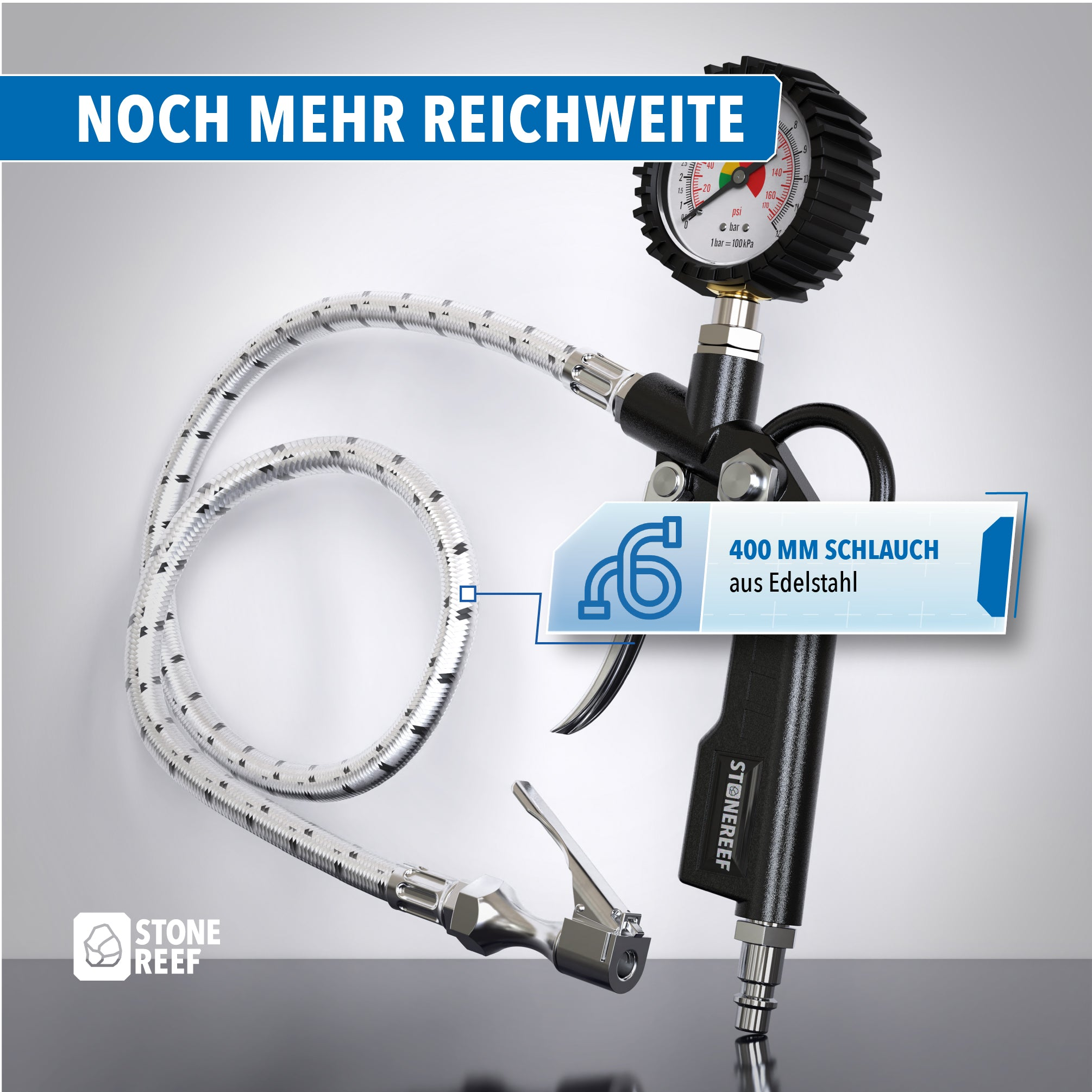 Druckluft-Reifenfüller mit Manometer, langem Stahlschlauch und Pistolengriff auf grauem Hintergrund.