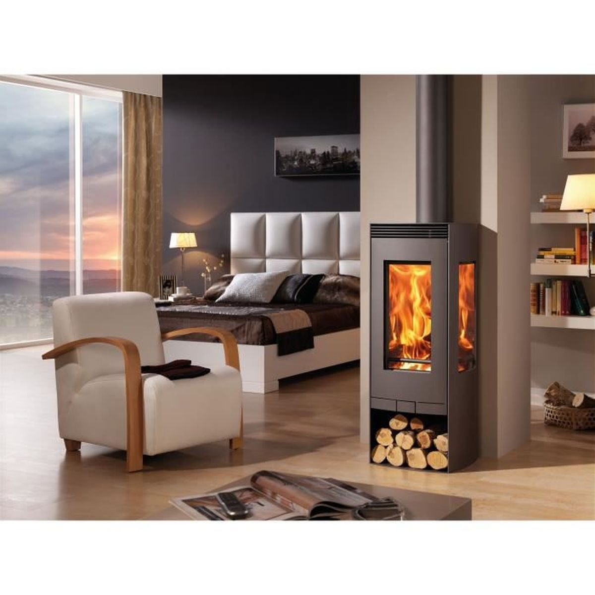 Moderne Schlafzimmer mit Kamin, weißem Sessel und Fenster mit Blick auf eine bergige Landschaft.