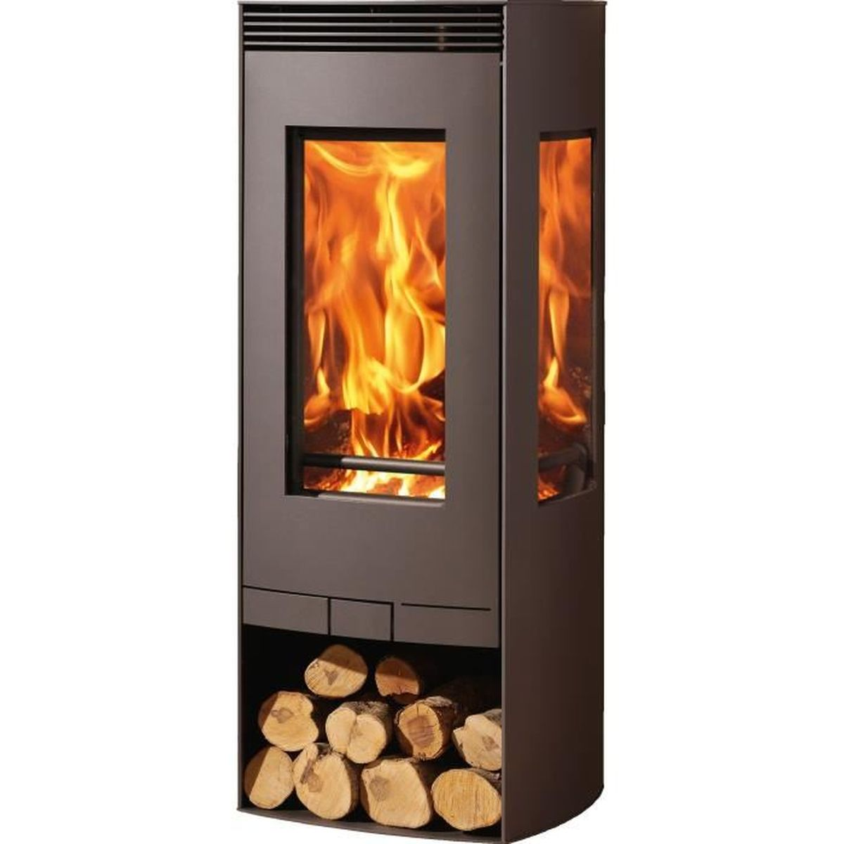 Moderne schwarze Feuerstelle mit brennendem Holzfeuer und gestapelten Scheiten unten.