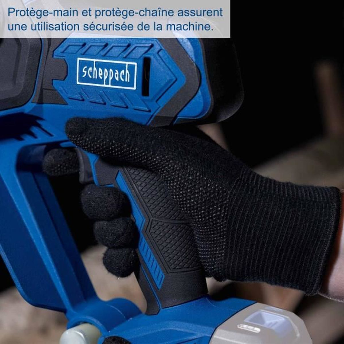 Eine mit Handschuh bekleidete Hand hält eine blaue Scheppach-Kettensäge mit Sicherheitsmerkmalen.