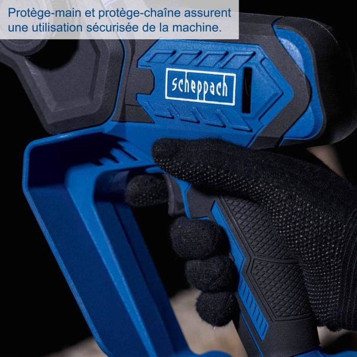 Hand in schwarzem Handschuh hält blaue Scheppach-Handkettensäge mit Handschutz.
