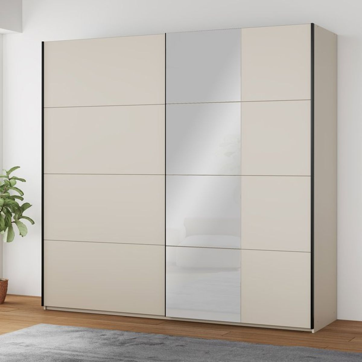 Ein großer beiger Kleiderschrank mit Schiebetüren und einer verspiegelten Mittelbahn in einem hellen Zimmer.